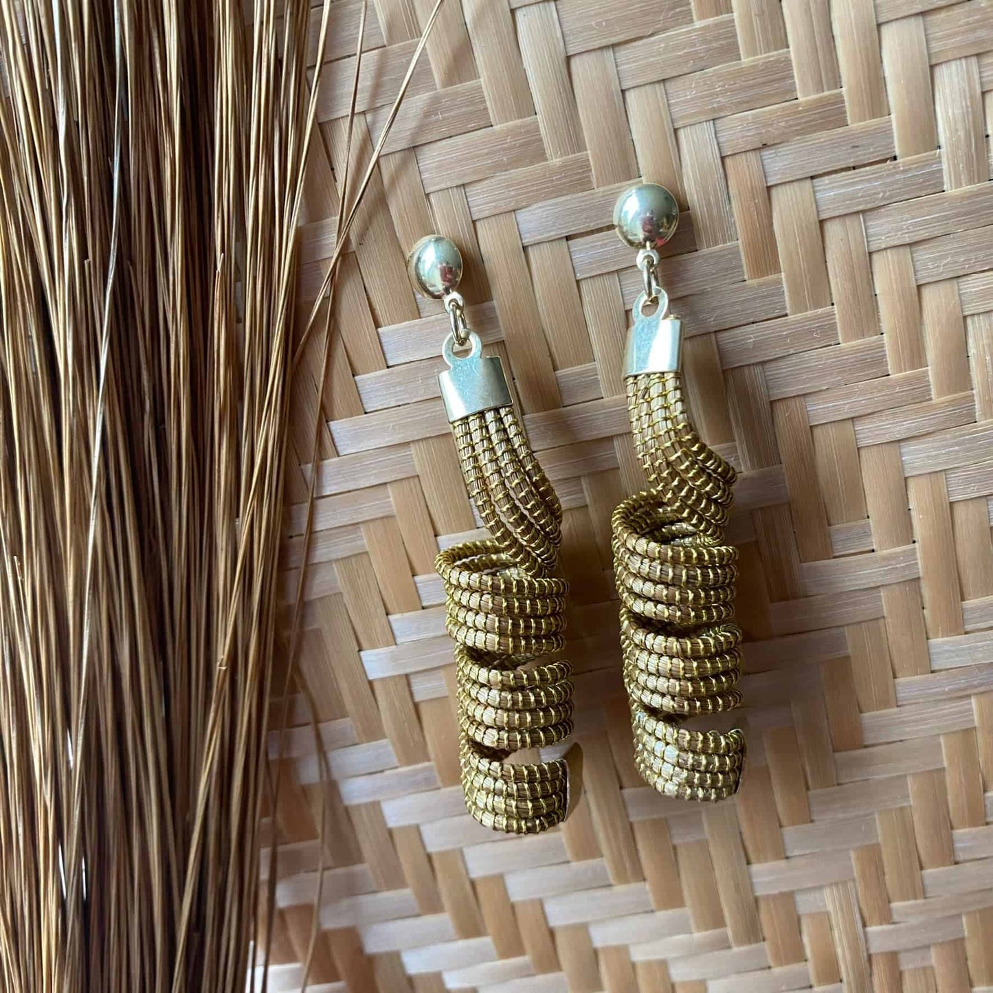 Boucles d'oreilles Capim Dourado torsadé Boucles d'oreilles Artisan local travaillant le Capim Dourado dans l'état du Tocantins au centre-est du Brésil 