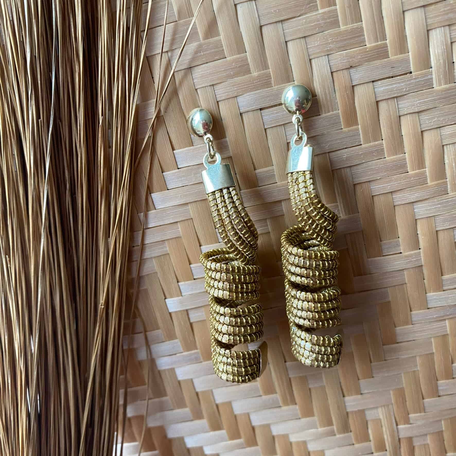 Boucles d'oreilles Capim Dourado torsadé Boucles d'oreilles Artisan local travaillant le Capim Dourado dans l'état du Tocantins au centre-est du Brésil 