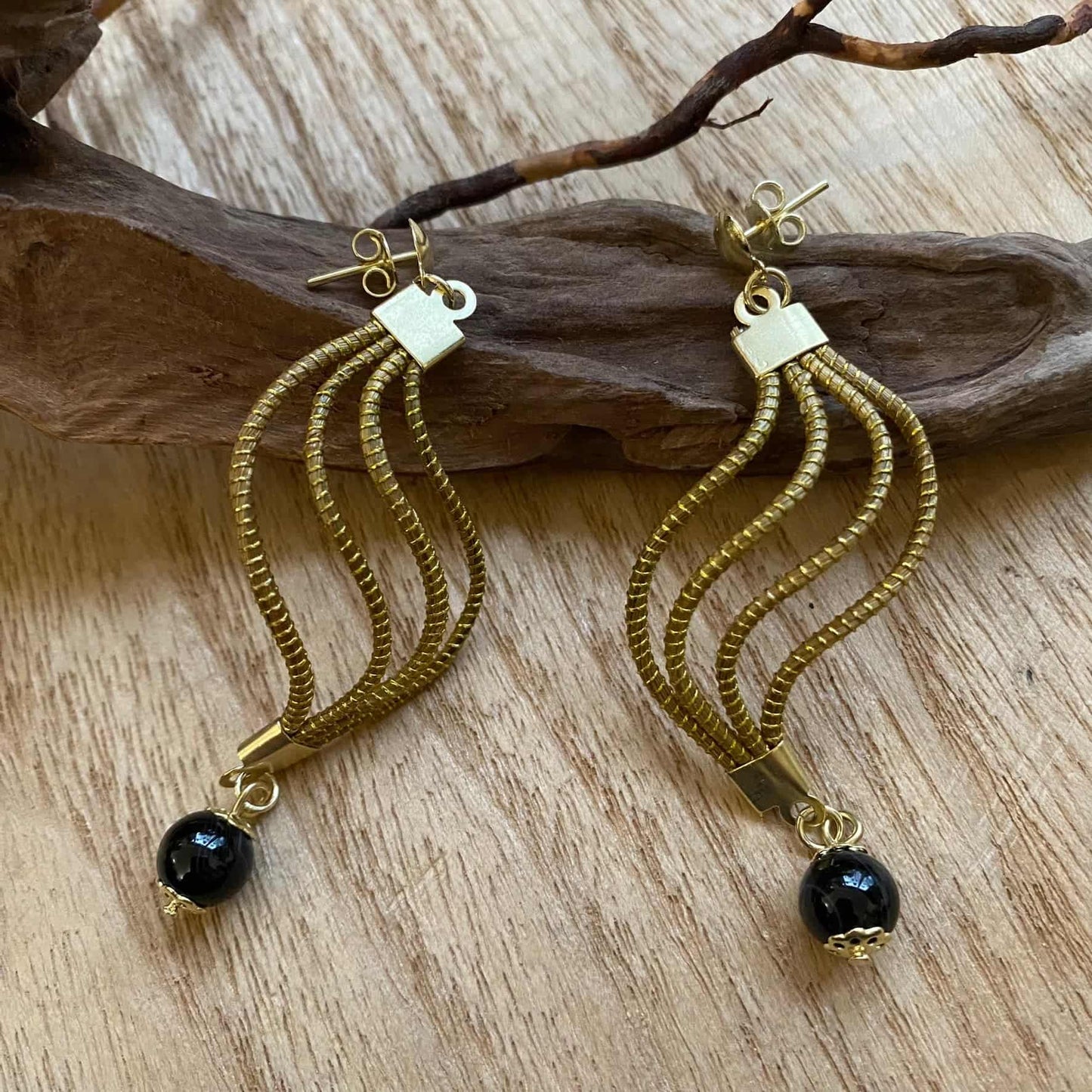 Boucles d'oreilles Capim Dourado vague et pierre naturelle agate noire Boucles d'oreilles Artisan local travaillant le Capim Dourado dans l'état du Tocantins au centre-est du Brésil 