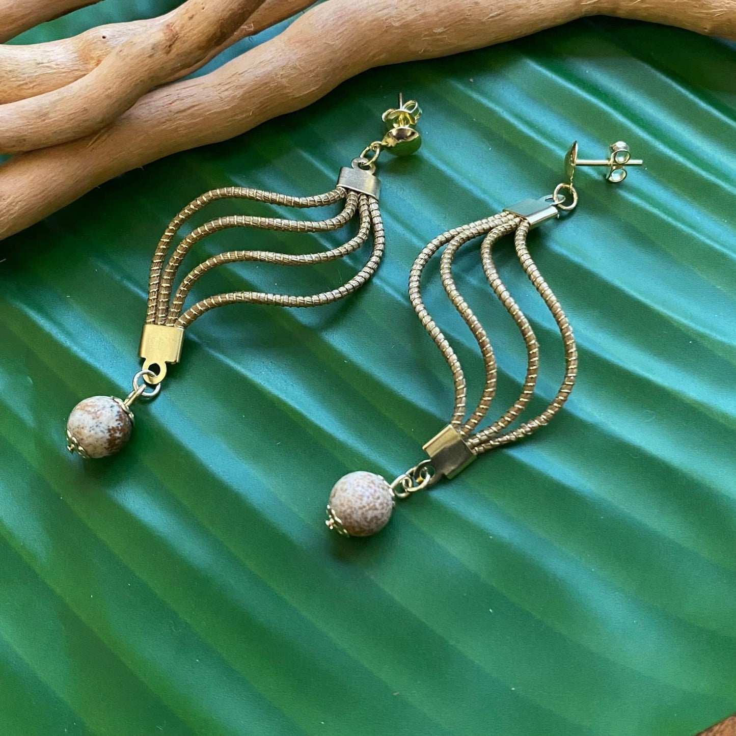 Boucles d'oreilles Capim Dourado vague et pierre naturelle jaspe bois Boucles d'oreilles Artisan local travaillant le Capim Dourado dans l'état du Tocantins au centre-est du Brésil 