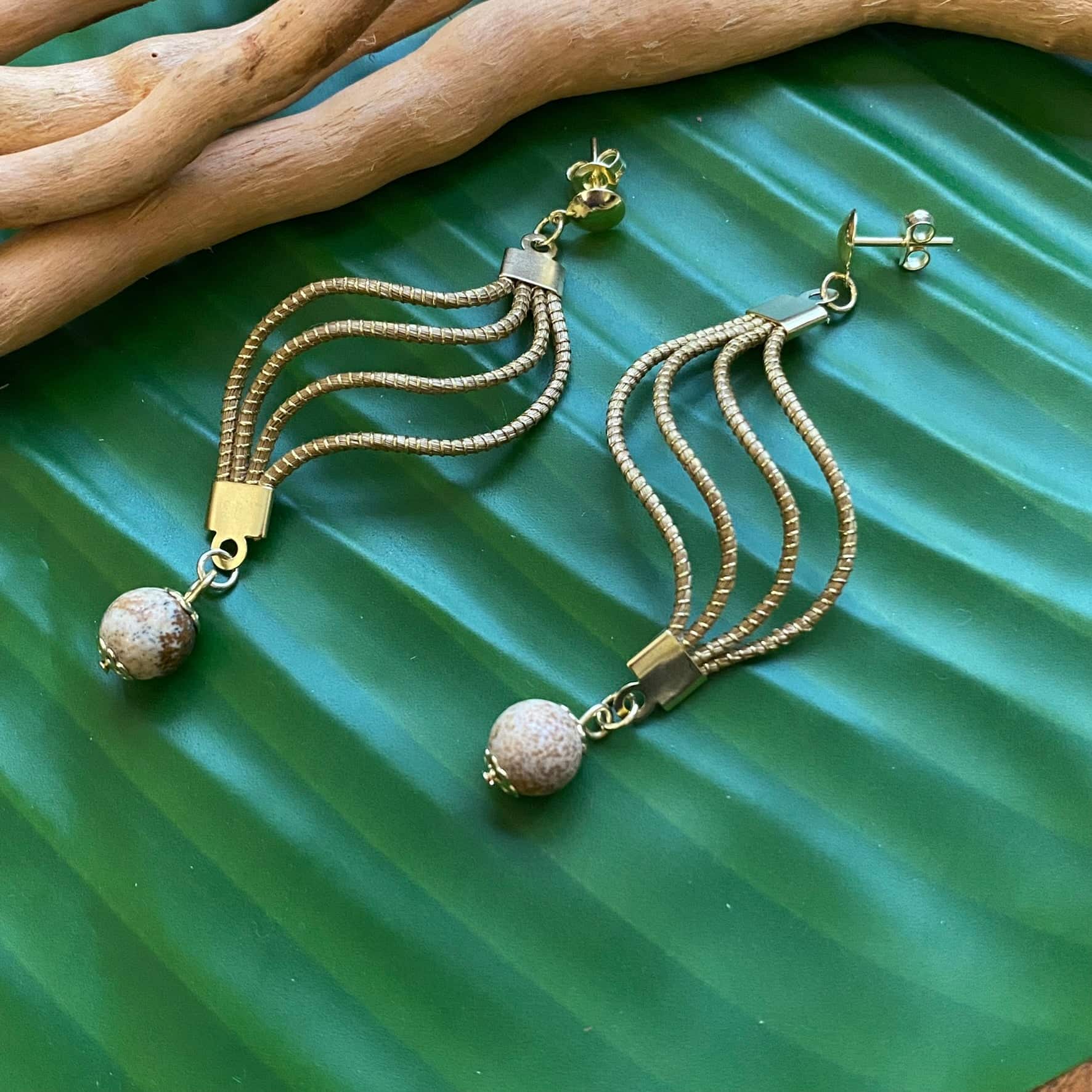 Boucles d'oreilles Capim Dourado vague et pierre naturelle jaspe bois Boucles d'oreilles Artisan local travaillant le Capim Dourado dans l'état du Tocantins au centre-est du Brésil 