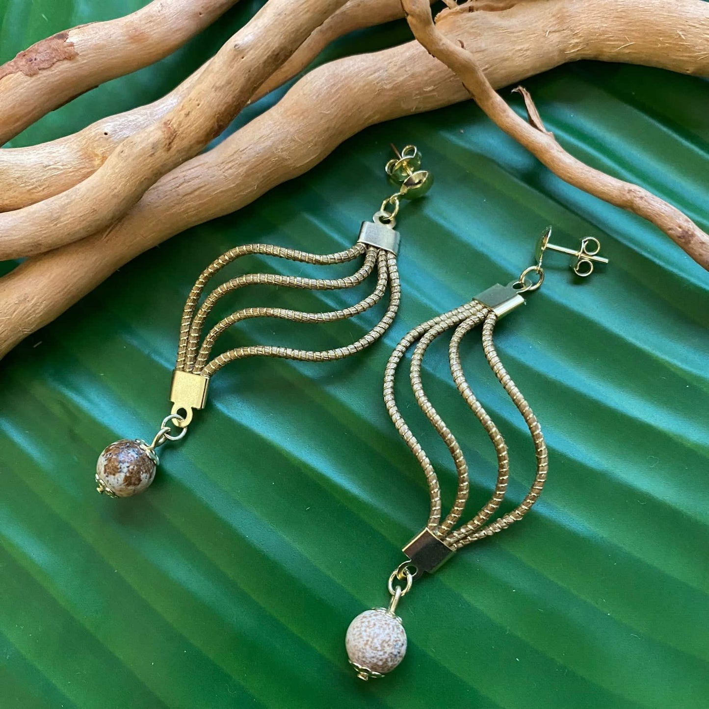 Boucles d'oreilles Capim Dourado vague et pierre naturelle jaspe bois Boucles d'oreilles Artisan local travaillant le Capim Dourado dans l'état du Tocantins au centre-est du Brésil 