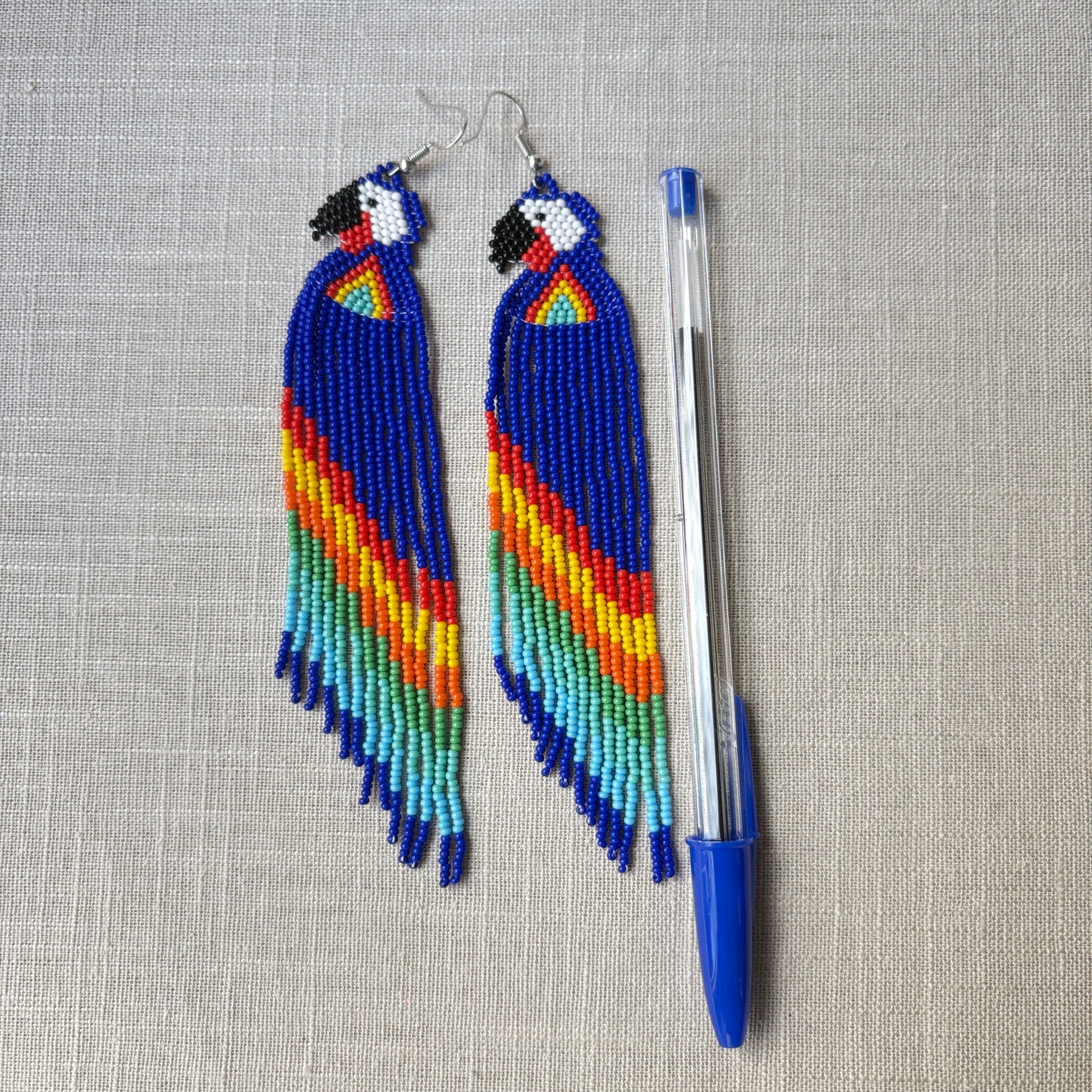 Boucles d'oreilles en perles de verre - Ara bleu coeur rouge - Ethnie Galibi-Marworno Boucles d'oreilles Ethnie Galibi-Marworno, localisée dans l'état d'Amapa au nord du Brésil. 