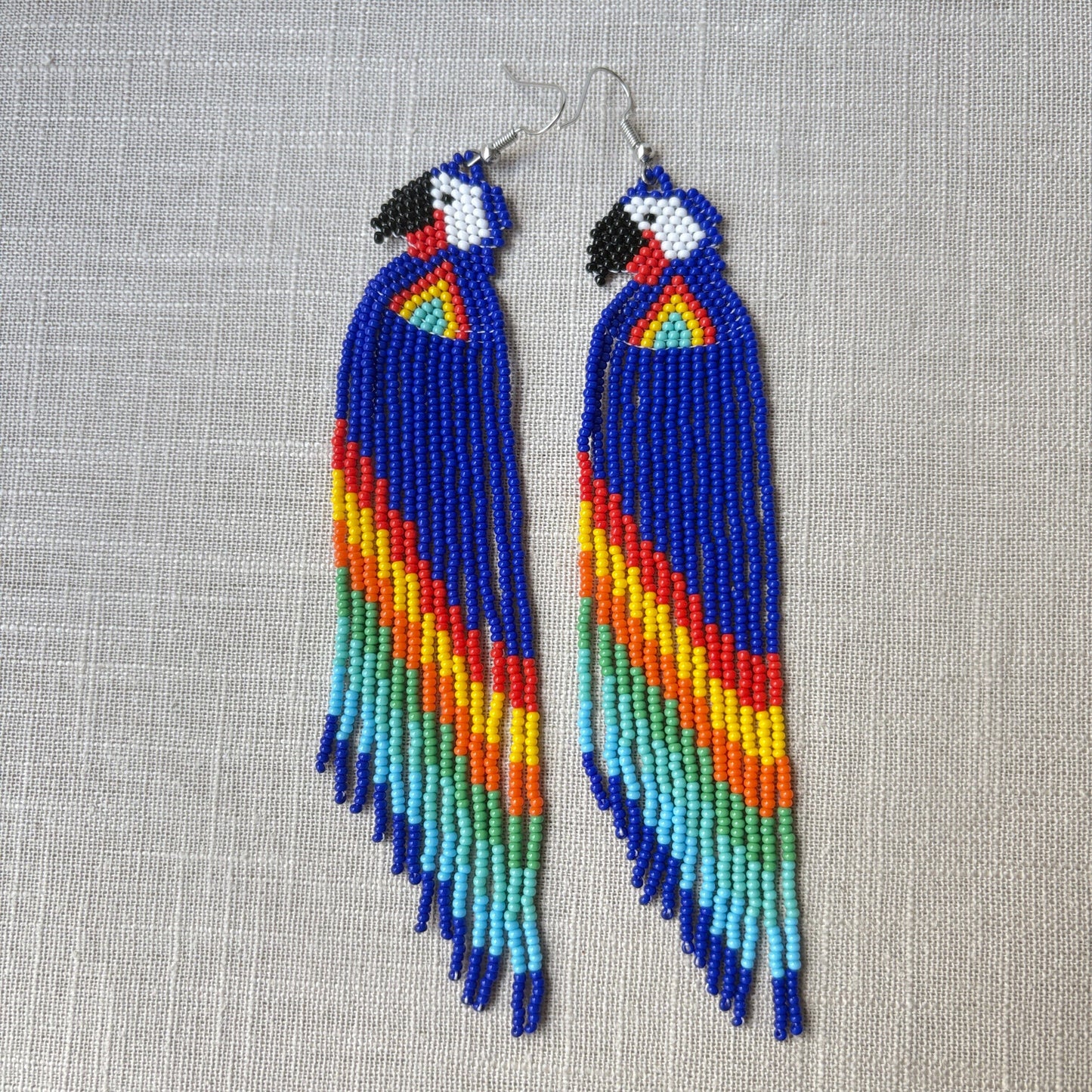Boucles d'oreilles en perles de verre - Ara bleu coeur rouge - Ethnie Galibi-Marworno Boucles d'oreilles Ethnie Galibi-Marworno, localisée dans l'état d'Amapa au nord du Brésil. 