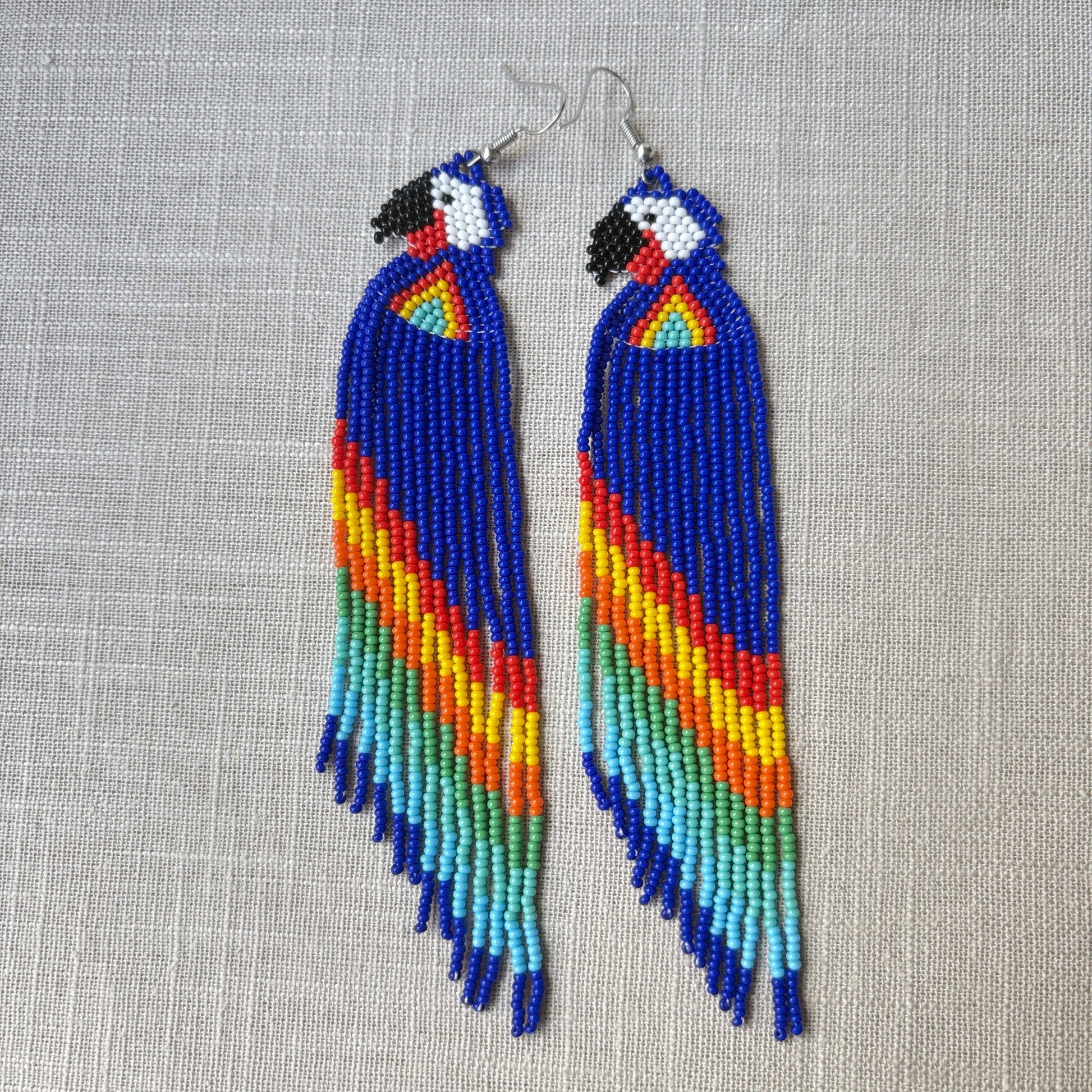 Boucles d'oreilles en perles de verre - Ara bleu coeur rouge - Ethnie Galibi-Marworno Boucles d'oreilles Ethnie Galibi-Marworno, localisée dans l'état d'Amapa au nord du Brésil. 