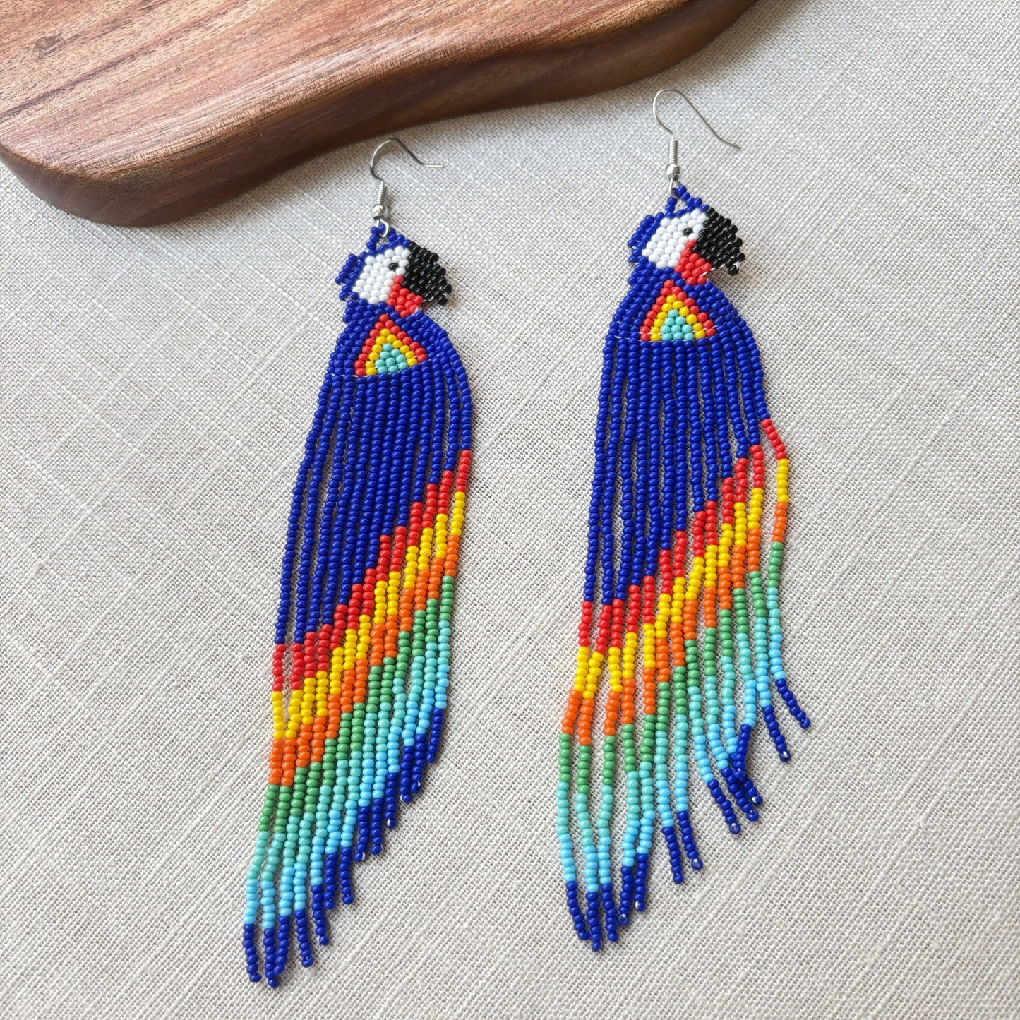 Boucles d'oreilles en perles de verre - Ara bleu coeur rouge - Ethnie Galibi-Marworno Boucles d'oreilles Ethnie Galibi-Marworno, localisée dans l'état d'Amapa au nord du Brésil. 