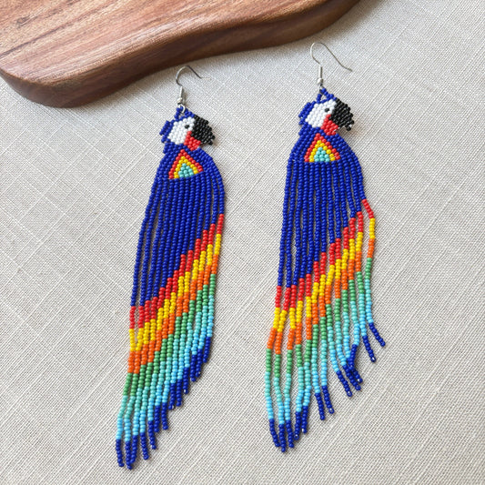 Boucles d'oreilles en perles de verre - Ara bleu coeur rouge - Ethnie Galibi-Marworno Boucles d'oreilles Ethnie Galibi-Marworno, localisée dans l'état d'Amapa au nord du Brésil. 