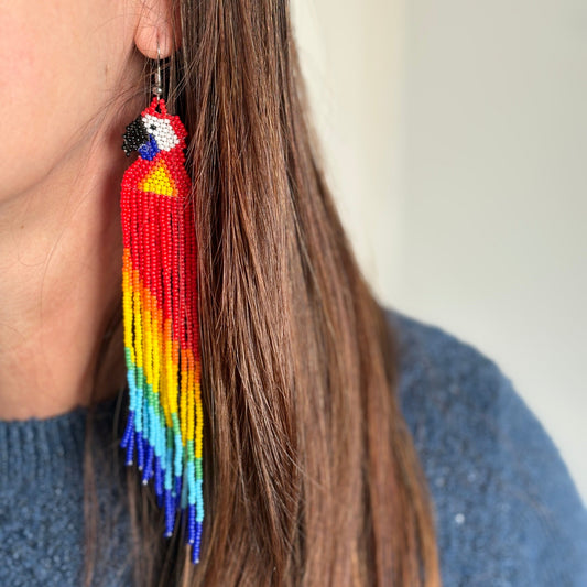 Boucles d'oreilles en perles de verre - Ara rouge - Ethnie Galibi-Marworno Boucles d'oreilles Ethnie Galibi-Marworno, localisée dans l'état d'Amapa au nord du Brésil. 
