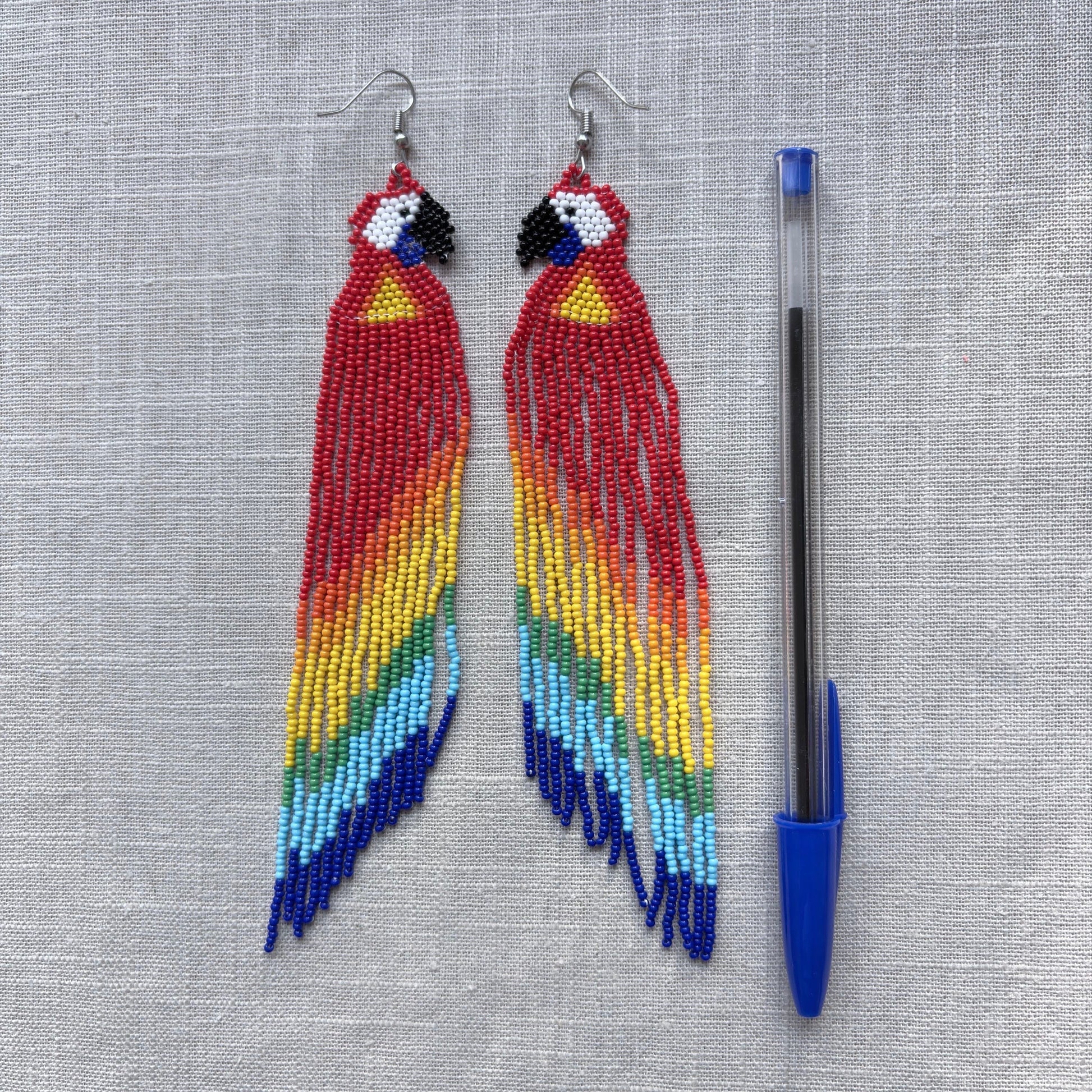 Boucles d'oreilles en perles de verre - Ara rouge - Ethnie Galibi-Marworno Boucles d'oreilles Ethnie Galibi-Marworno, localisée dans l'état d'Amapa au nord du Brésil. 