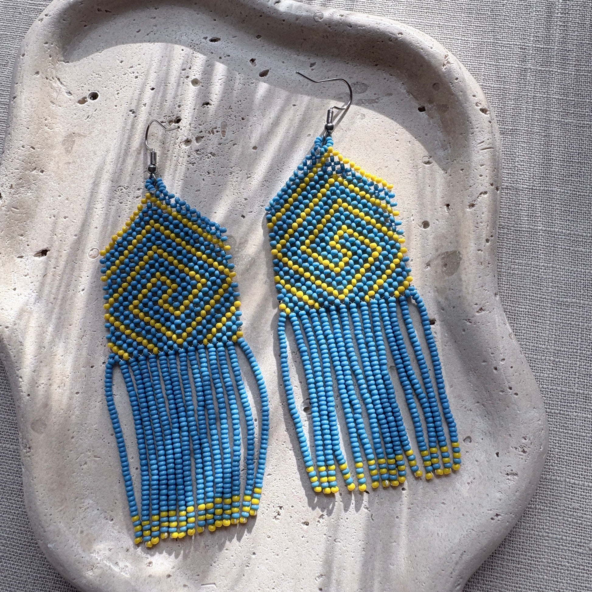 Boucles d'oreilles en perles de verre - Bleu et jaune - Franges - Ethnie Marubo Boucles d'oreilles Ethnie Marubo, localisée dans l'état d'Amazonas au nord du Brésil. 