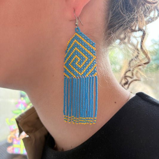 Boucles d'oreilles en perles de verre - Bleu et jaune - Franges - Ethnie Marubo Boucles d'oreilles Ethnie Marubo, localisée dans l'état d'Amazonas au nord du Brésil. 