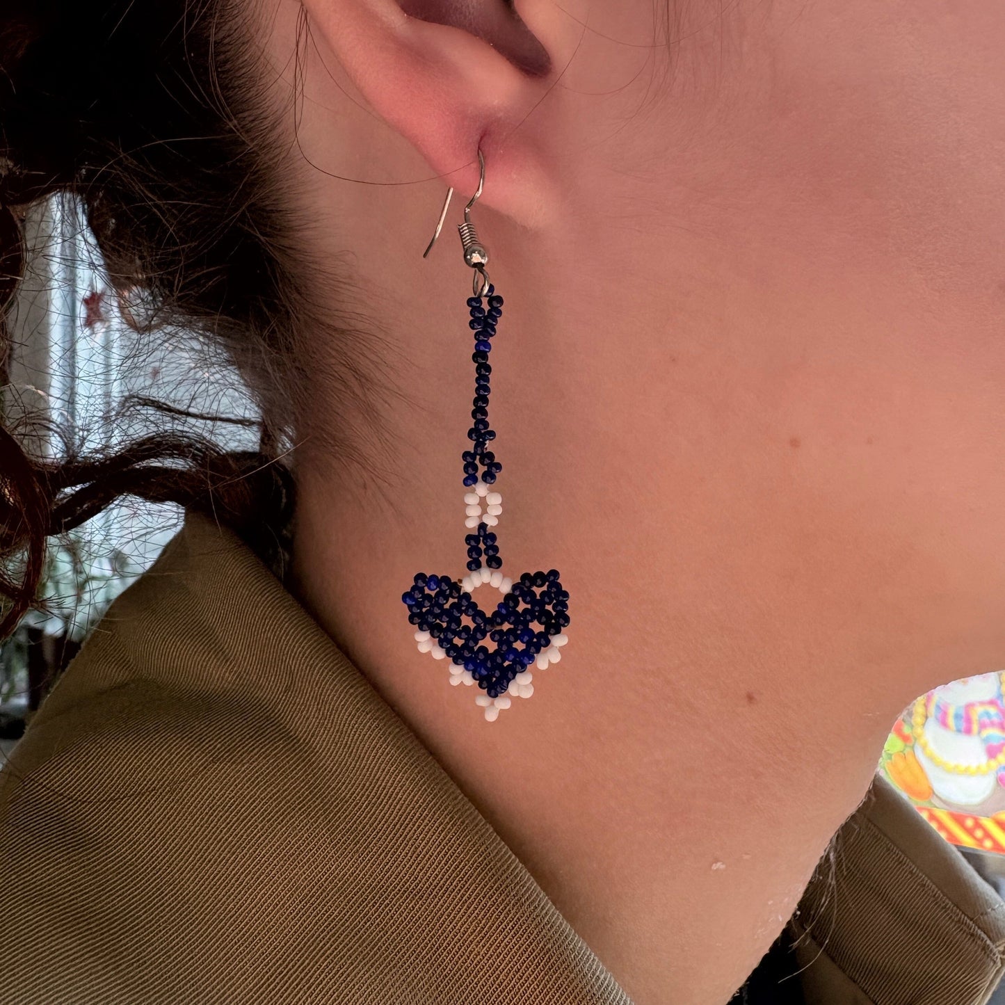 Boucles d'oreilles en perles de verre - Coeur - bleu et blanc - Ethnie Marubo Boucles d'oreilles Ethnie Marubo, localisée dans l'état d'Amazonas au nord du Brésil. 