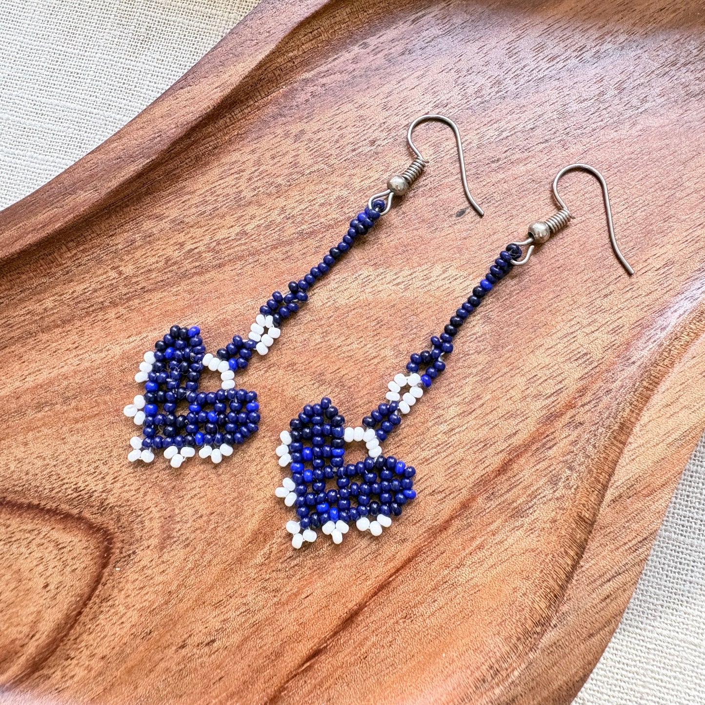 Boucles d'oreilles en perles de verre - Cœur - bleu et blanc - Ethnie Marubo Boucles d'oreilles Ethnie Marubo, localisée dans l'état d'Amazonas au nord du Brésil. 