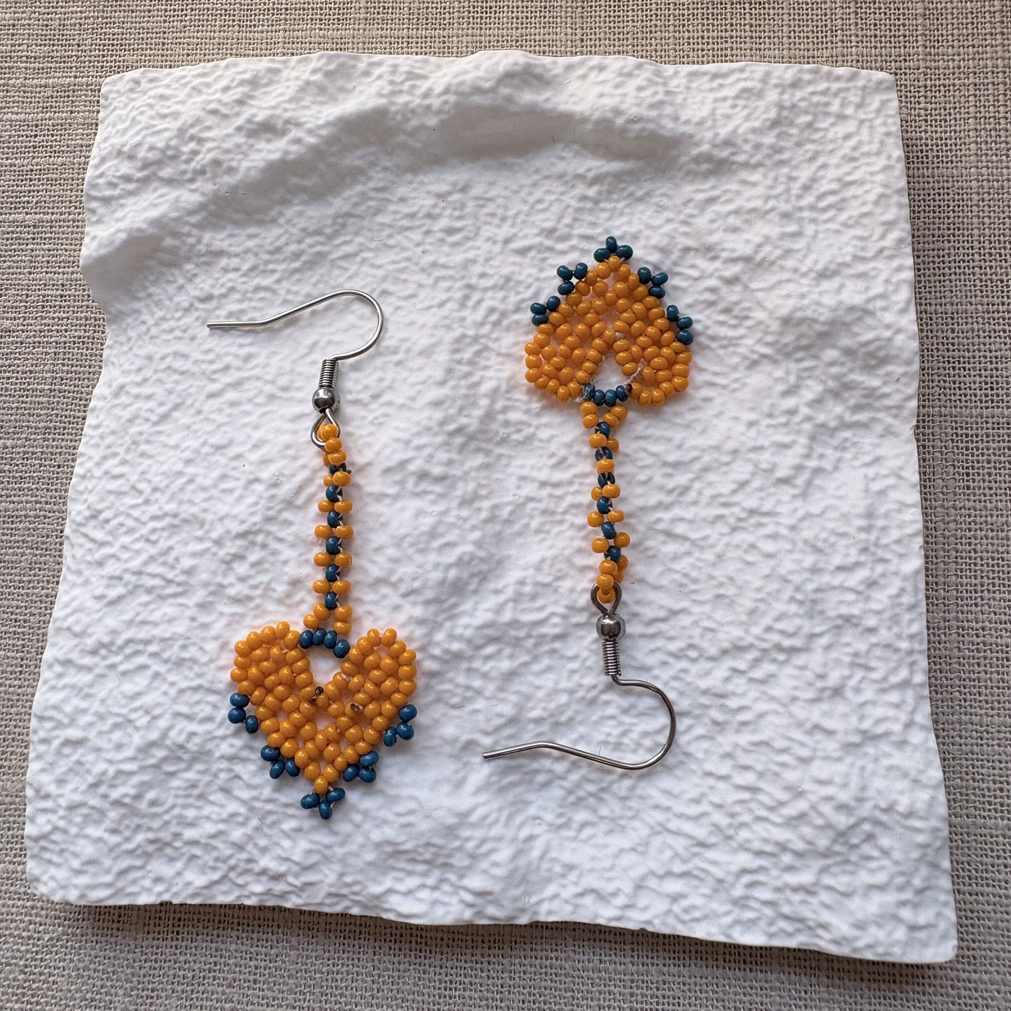 Boucles d'oreilles en perles de verre - Cœur orange et bleu - Ethnie Marubo Boucles d'oreilles Ethnie Marubo, localisée dans l'état d'Amazonas au nord du Brésil. 