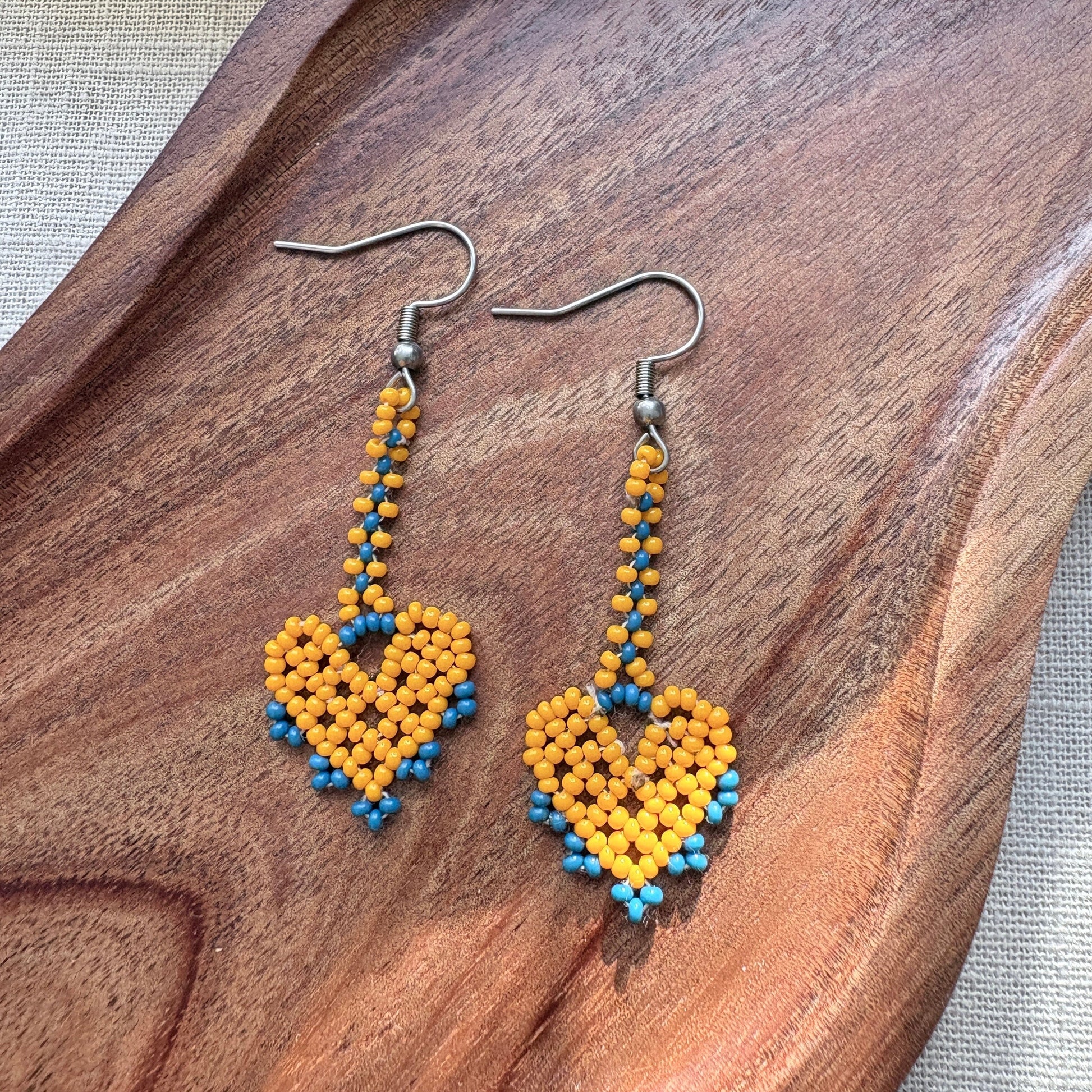 Boucles d'oreilles en perles de verre - Cœur orange et bleu - Ethnie Marubo Boucles d'oreilles Ethnie Marubo, localisée dans l'état d'Amazonas au nord du Brésil. 