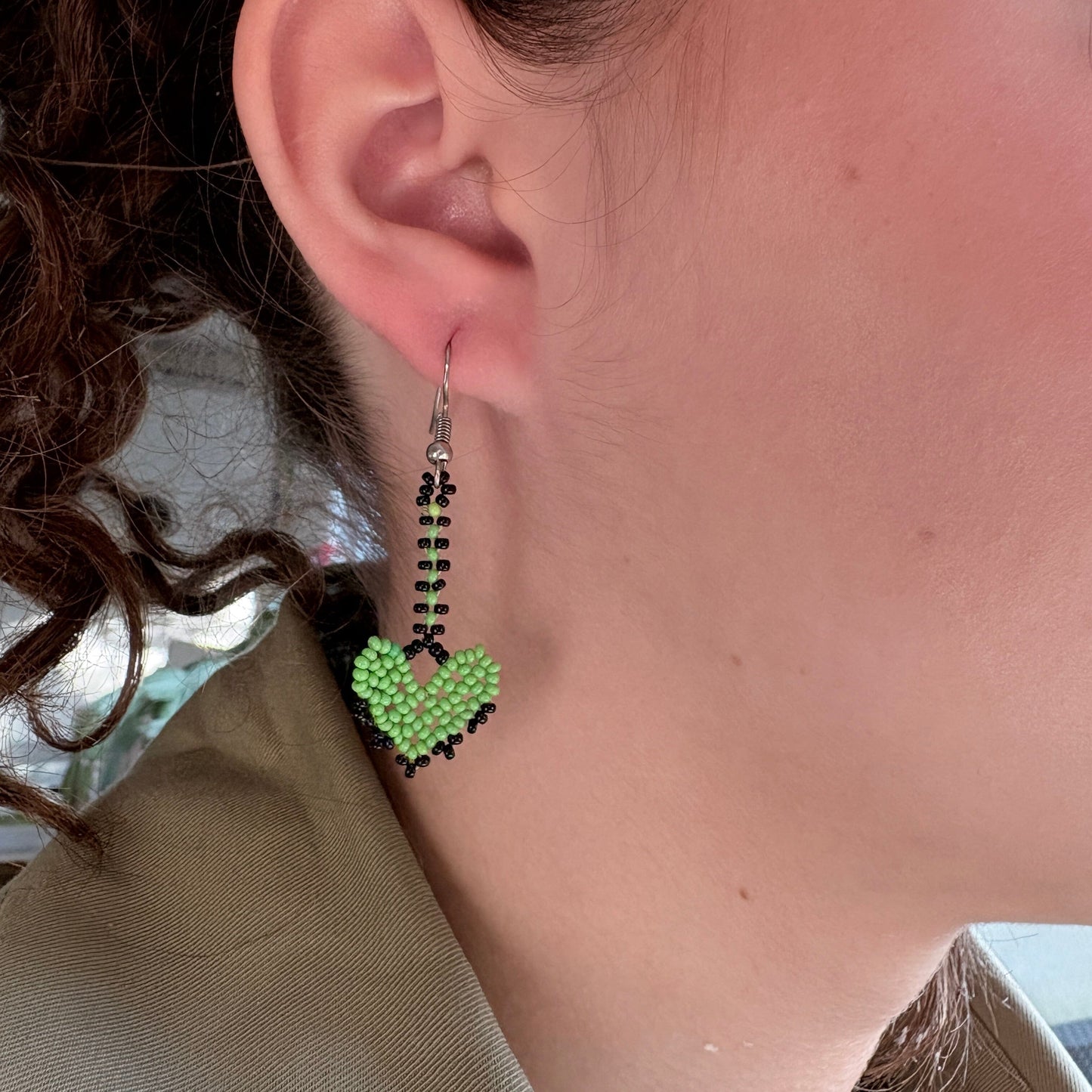 Boucles d'oreilles en perles de verre - Cœur vert et noir - Ethnie Marubo Boucles d'oreilles Ethnie Marubo, localisée dans l'état d'Amazonas au nord du Brésil. 