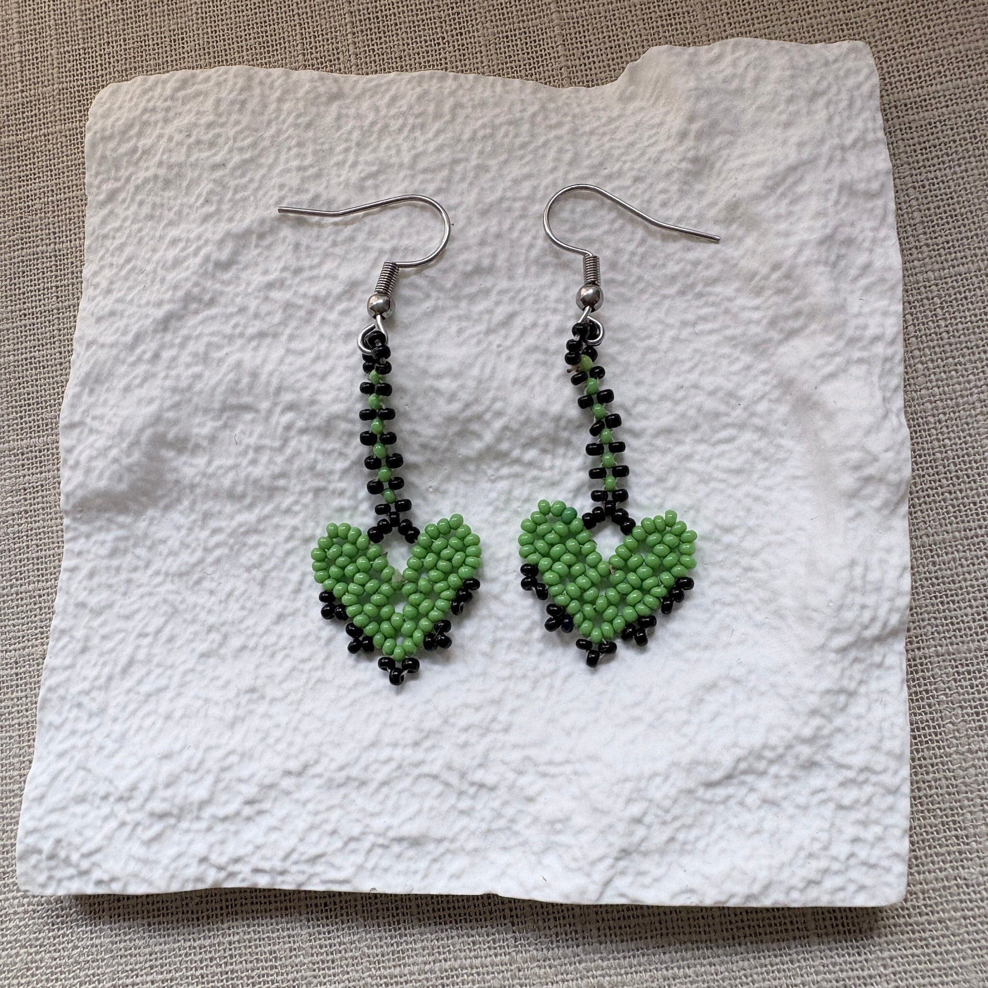Boucles d'oreilles en perles de verre - Cœur vert et noir - Ethnie Marubo Boucles d'oreilles Ethnie Marubo, localisée dans l'état d'Amazonas au nord du Brésil. 