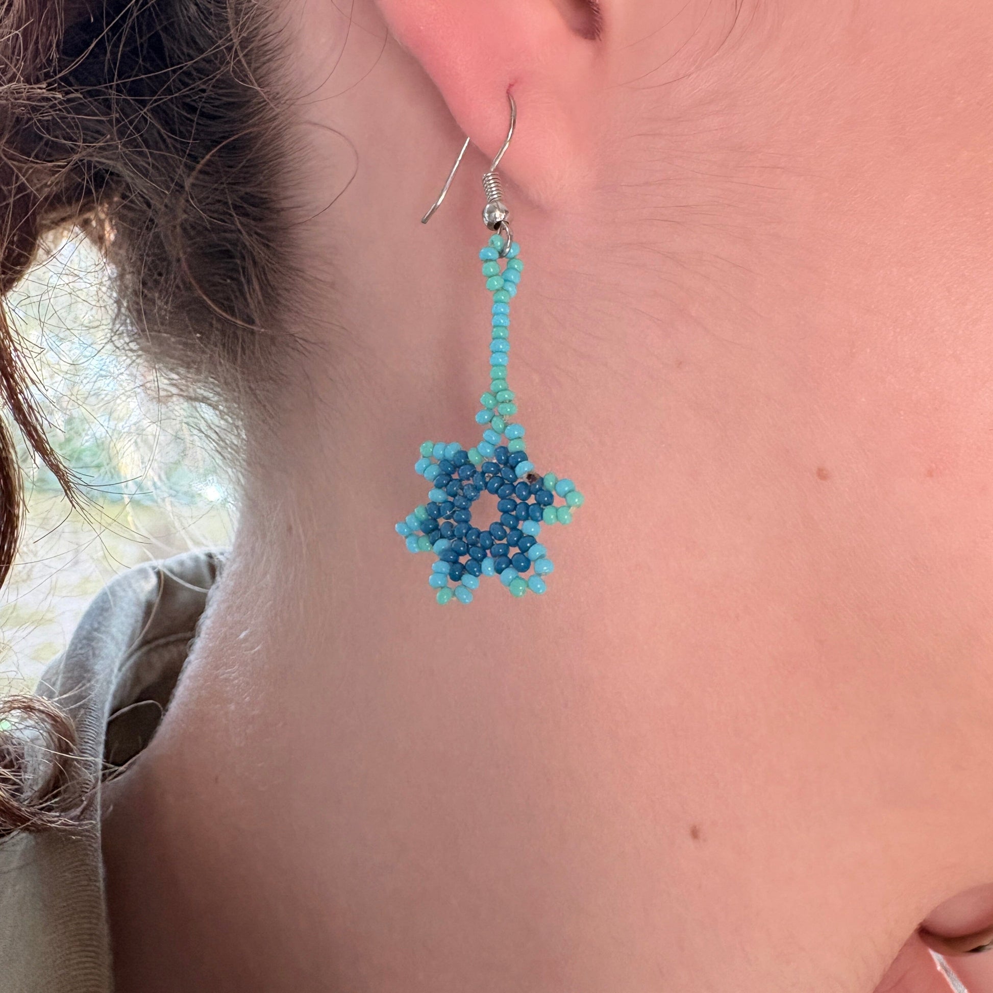 Boucles d'oreilles en perles de verre - Etoile bleue - Ethnie Marubo Boucles d'oreilles Ethnie Marubo, localisée dans l'état d'Amazonas au nord du Brésil. 