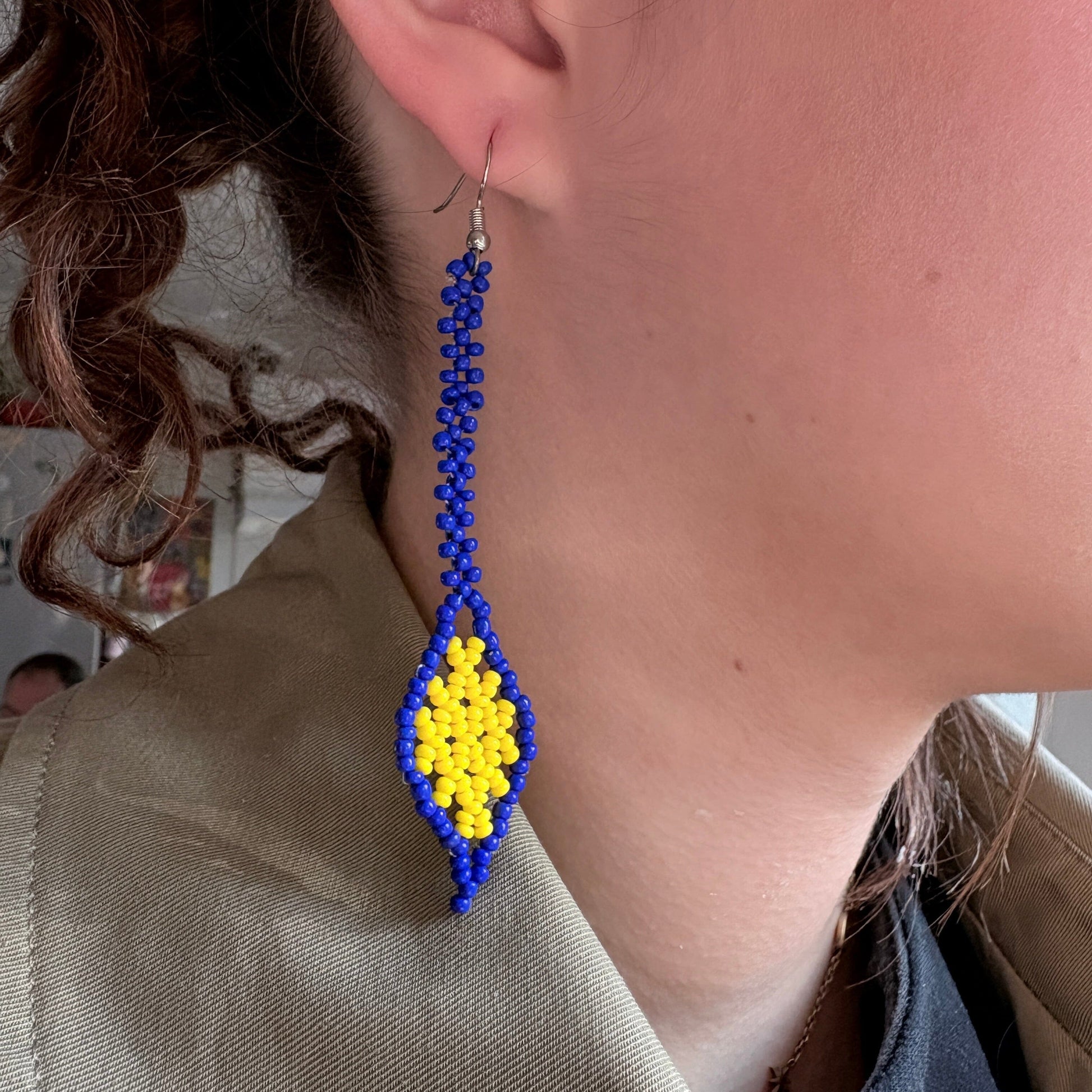 Boucles d'oreilles en perles de verre - Feuille - jaune et bleu - Ethnie Marubo Boucles d'oreilles Ethnie Marubo, localisée dans l'état d'Amazonas au nord du Brésil. 
