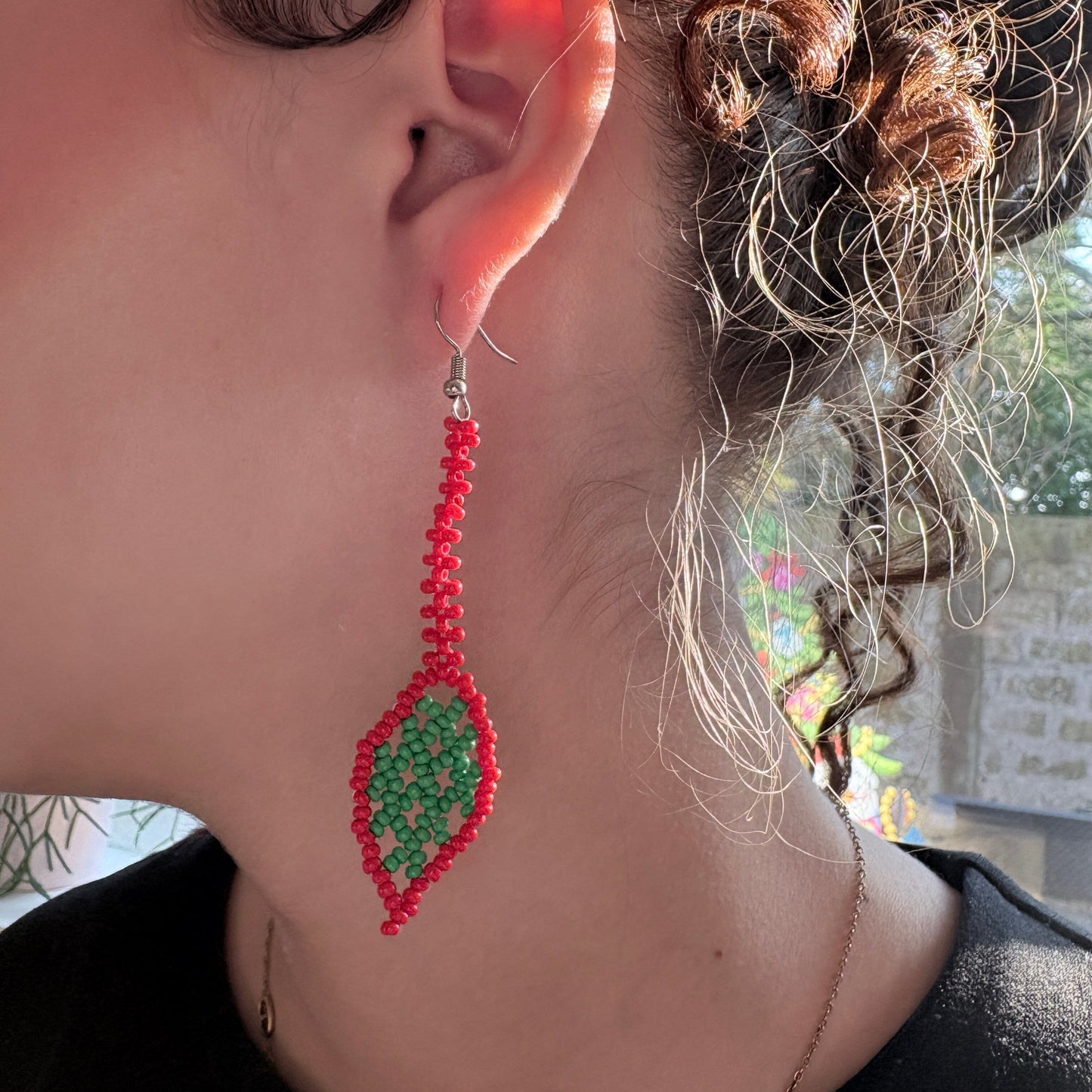 Boucles d'oreilles en perles de verre - Feuille - vert et rouge - Ethnie Marubo Boucles d'oreilles Ethnie Marubo, localisée dans l'état d'Amazonas au nord du Brésil. 