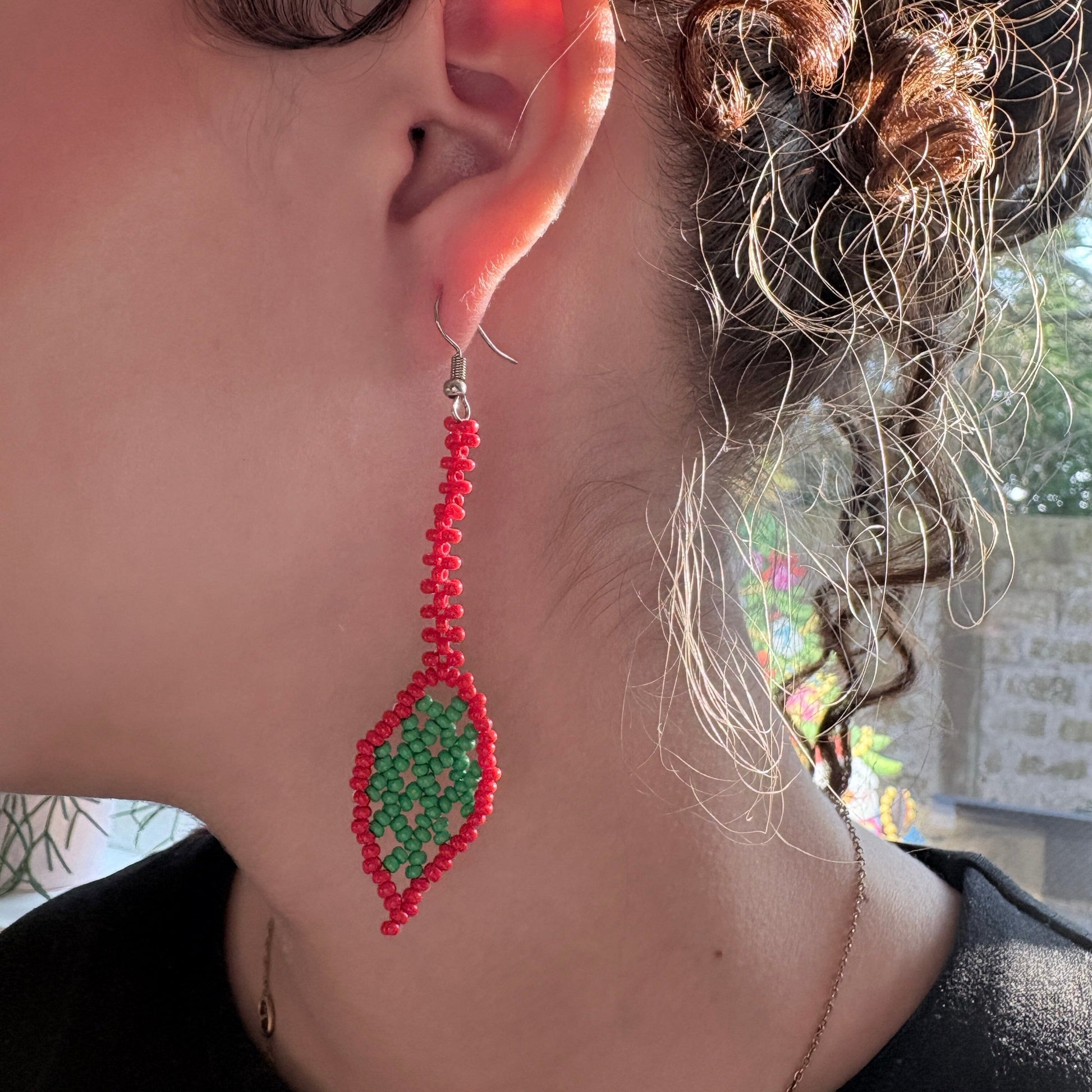 Boucles d'oreilles en perles de verre - Feuille - vert et rouge - Ethnie Marubo Boucles d'oreilles Ethnie Marubo, localisée dans l'état d'Amazonas au nord du Brésil. 