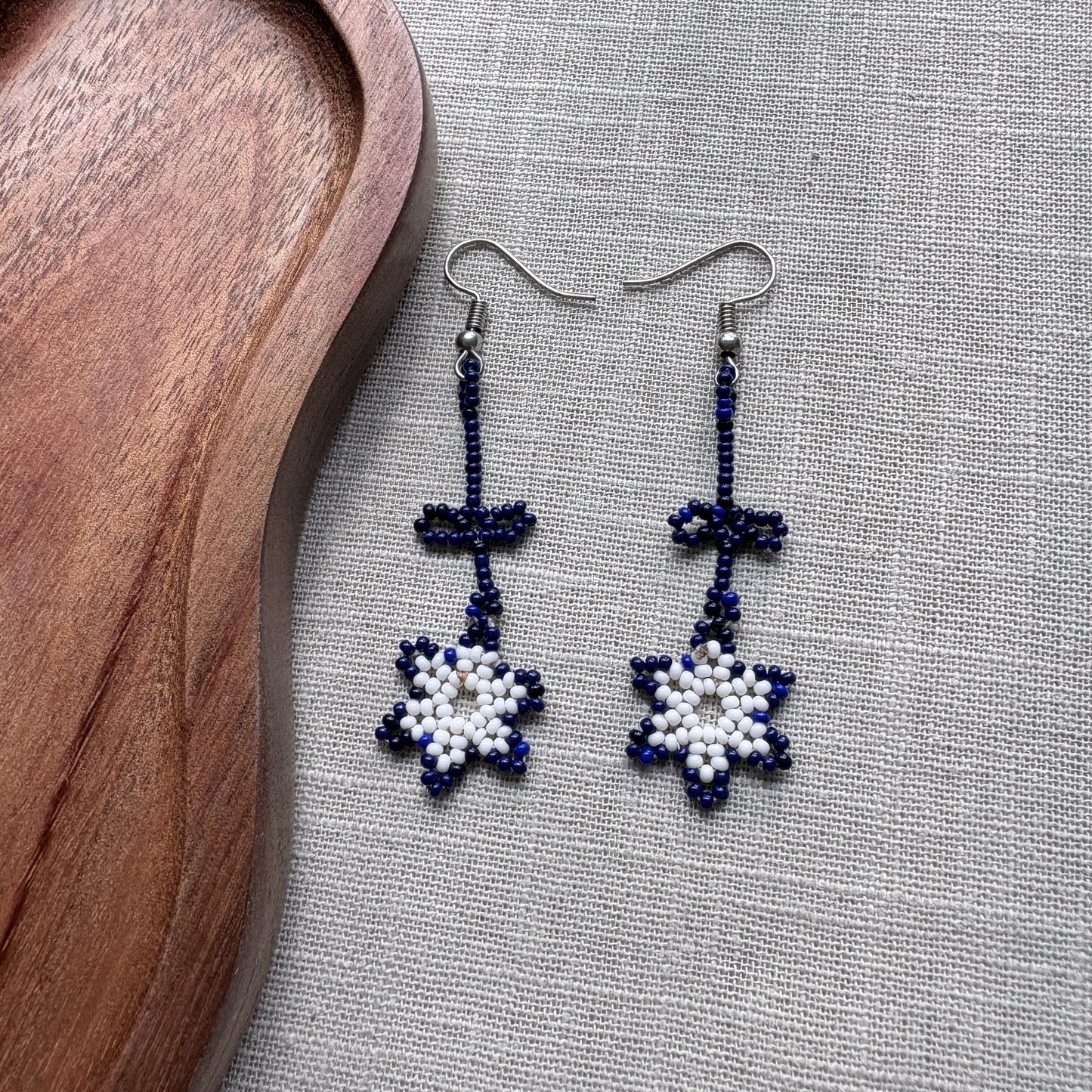 Boucles d'oreilles en perles de verre - Fleur - bleu et blanc - Ethnie Marubo Boucles d'oreilles Ethnie Marubo, localisée dans l'état d'Amazonas au nord du Brésil. 