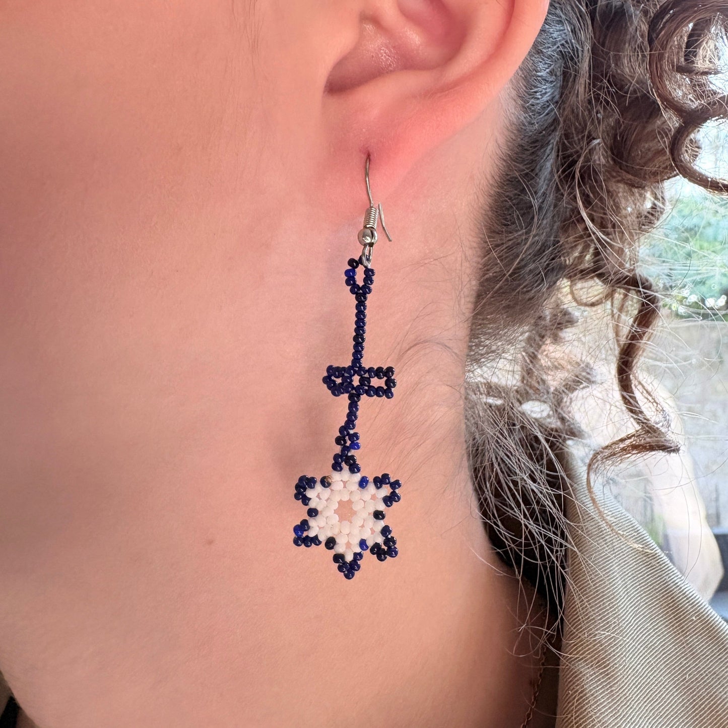 Boucles d'oreilles en perles de verre - Fleur - bleu et blanc - Ethnie Marubo Boucles d'oreilles Ethnie Marubo, localisée dans l'état d'Amazonas au nord du Brésil. 