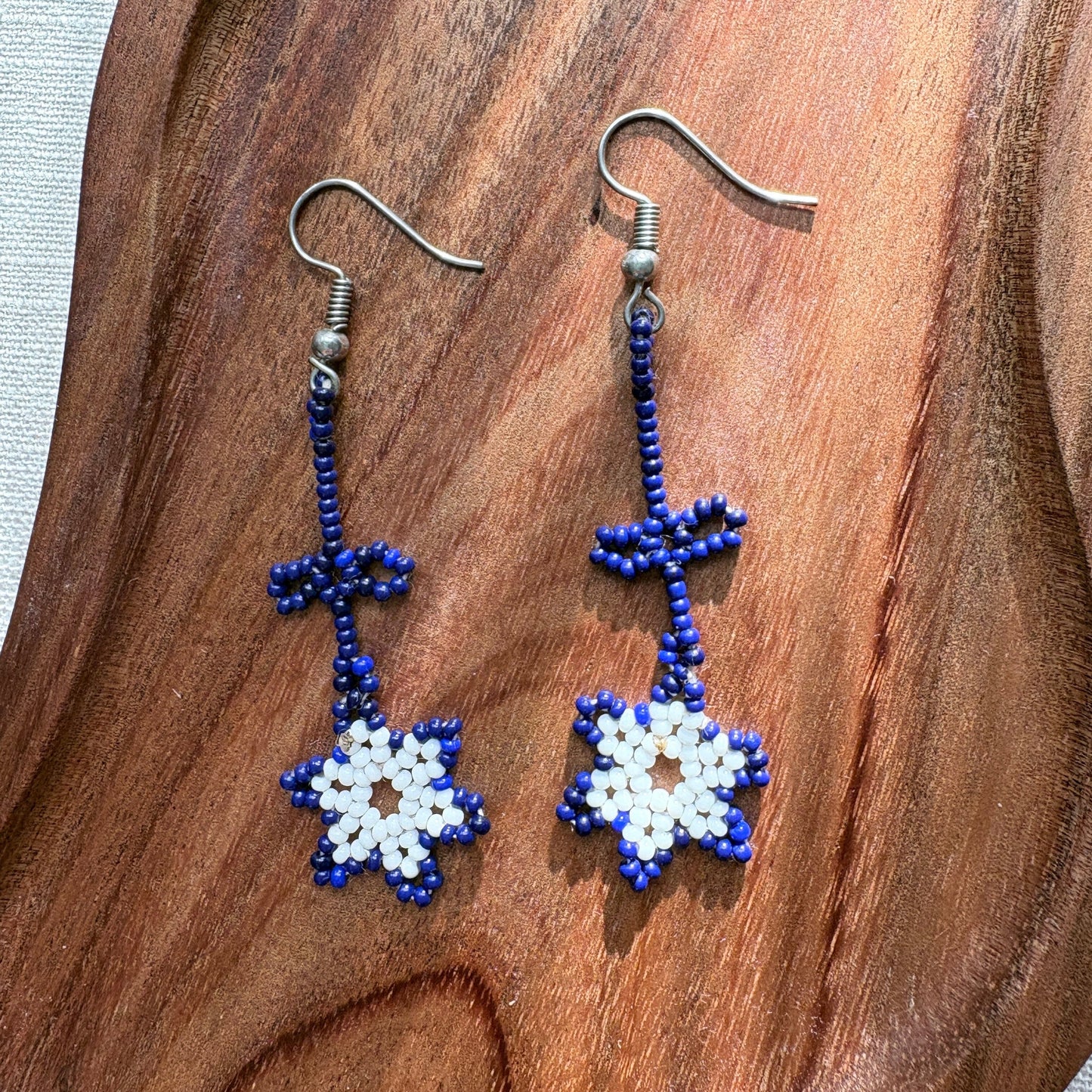 Boucles d'oreilles en perles de verre - Fleur - bleu et blanc - Ethnie Marubo Boucles d'oreilles Ethnie Marubo, localisée dans l'état d'Amazonas au nord du Brésil. 
