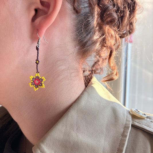 Boucles d'oreilles en perles de verre - Fleur - marron rouge et jaune - Ethnie Marubo Boucles d'oreilles Ethnie Marubo, localisée dans l'état d'Amazonas au nord du Brésil. 