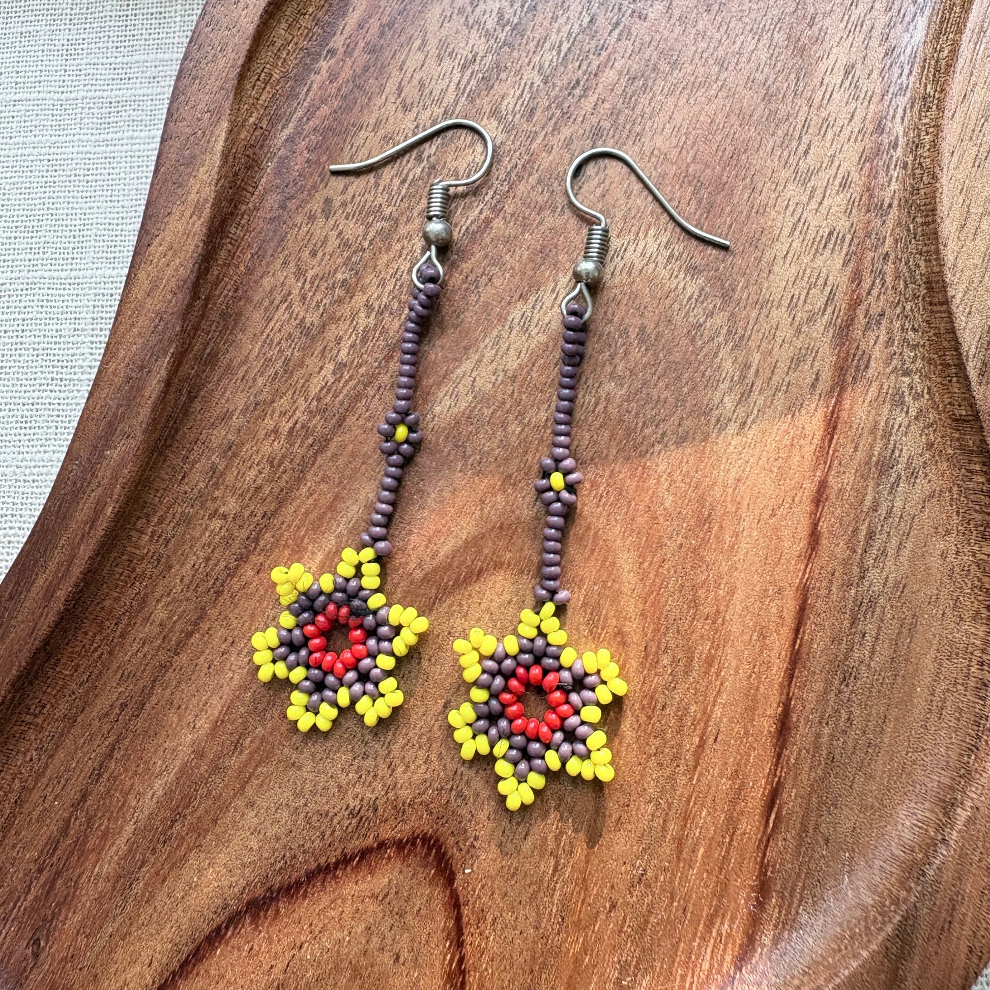Boucles d'oreilles en perles de verre - Fleur - marron rouge et jaune - Ethnie Marubo Boucles d'oreilles Ethnie Marubo, localisée dans l'état d'Amazonas au nord du Brésil. 