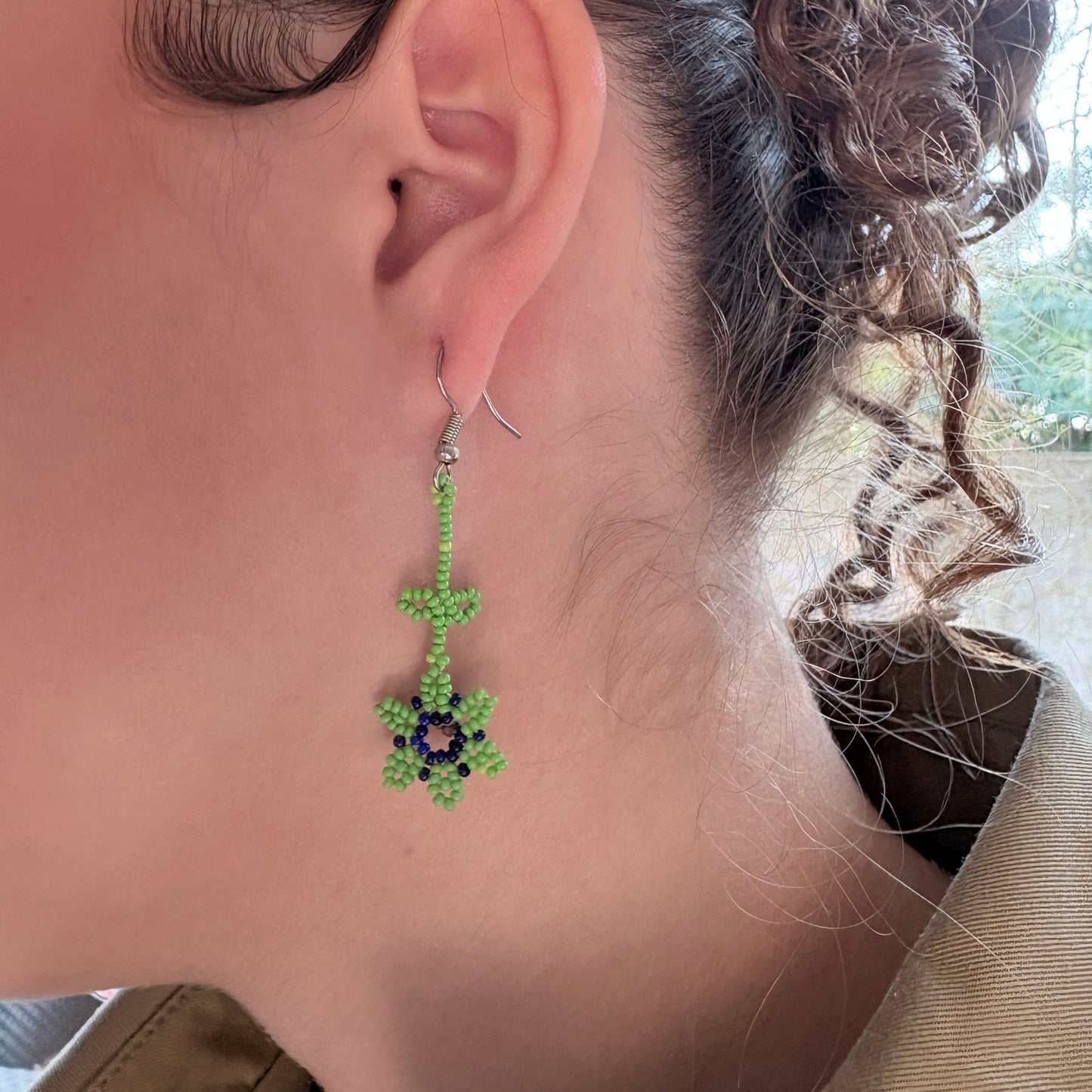 Boucles d'oreilles en perles de verre - Fleur - vert et bleu - Ethnie Marubo Boucles d'oreilles Ethnie Marubo, localisée dans l'état d'Amazonas au nord du Brésil. 