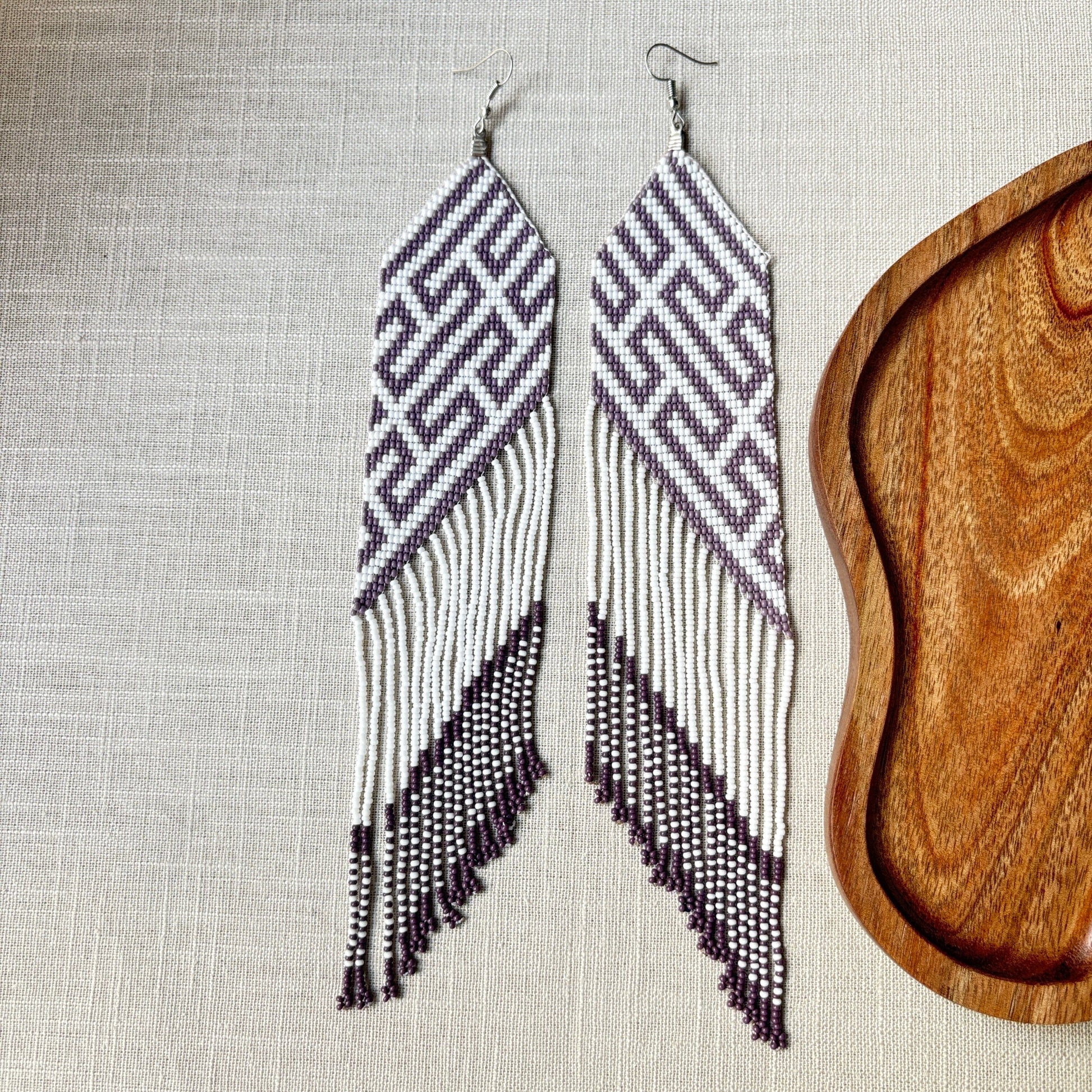 Boucles d'oreilles en perles de verre - Franges blanc et gris - Ethnie Galibi-Marworno Boucles d'oreilles Ethnie Galibi-Marworno, localisée dans l'état d'Amapa au nord du Brésil. 