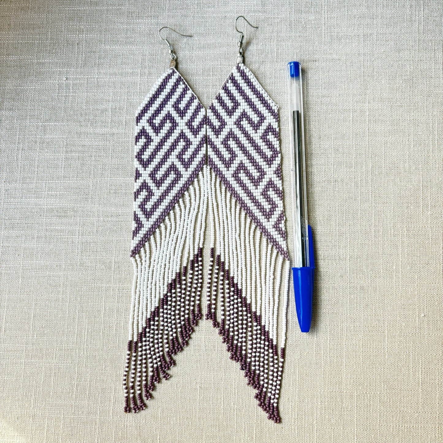 Boucles d'oreilles en perles de verre - Franges blanc et gris - Ethnie Galibi-Marworno Boucles d'oreilles Ethnie Galibi-Marworno, localisée dans l'état d'Amapa au nord du Brésil. 