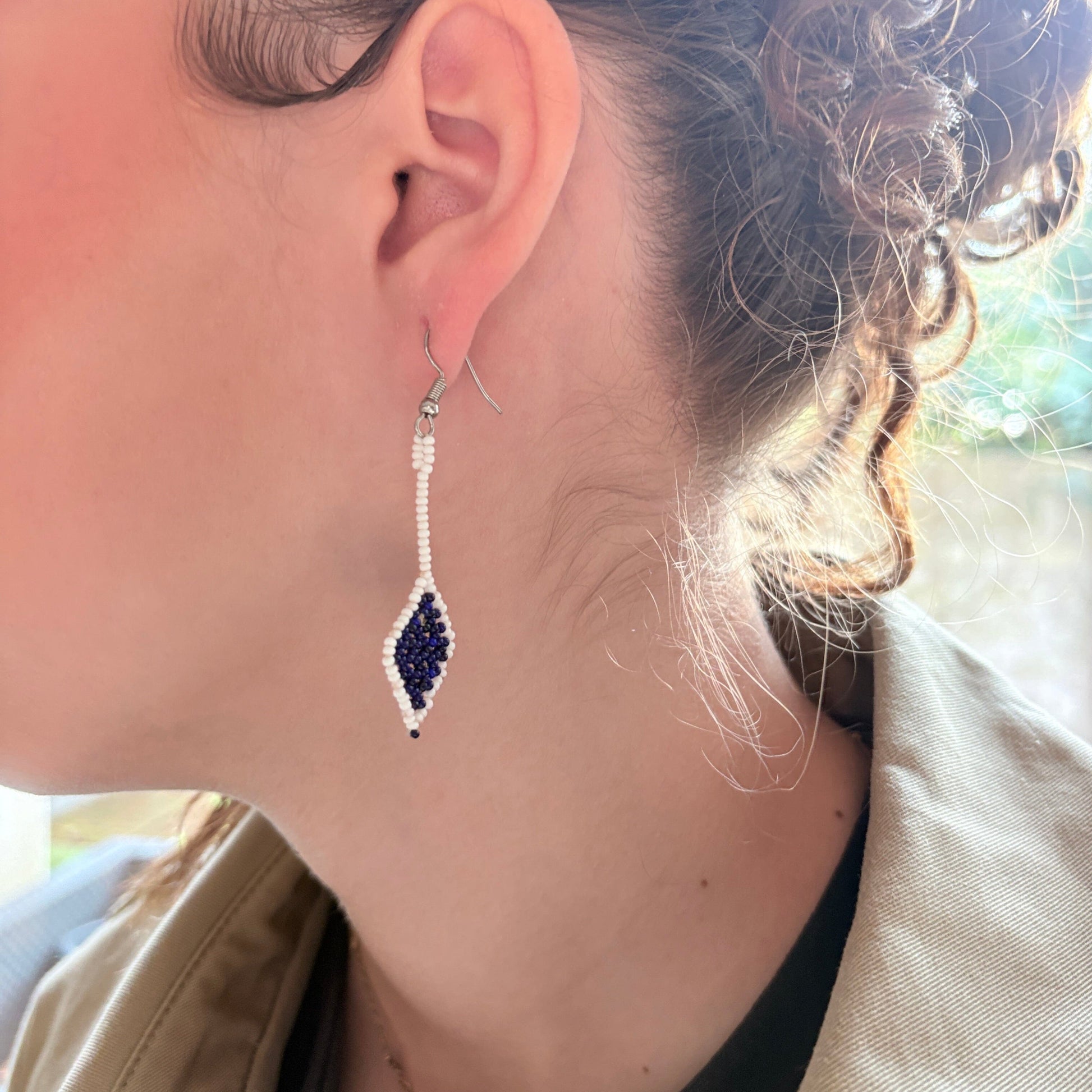 Boucles d'oreilles en perles de verre - Losange bleu et blanc - Ethnie Marubo Boucles d'oreilles Ethnie Marubo, localisée dans l'état d'Amazonas au nord du Brésil. 