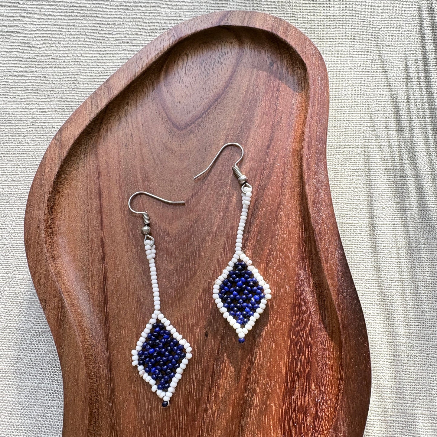 Boucles d'oreilles en perles de verre - Losange bleu et blanc - Ethnie Marubo Boucles d'oreilles Ethnie Marubo, localisée dans l'état d'Amazonas au nord du Brésil. 