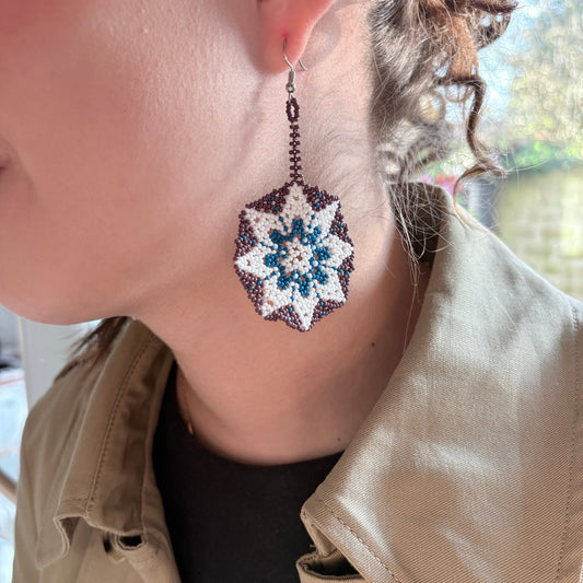 Boucles d'oreilles en perles de verre - marron étoile blanche et bleu - Ethnie Marubo Boucles d'oreilles Ethnie Marubo, localisée dans l'état d'Amazonas au nord du Brésil. 