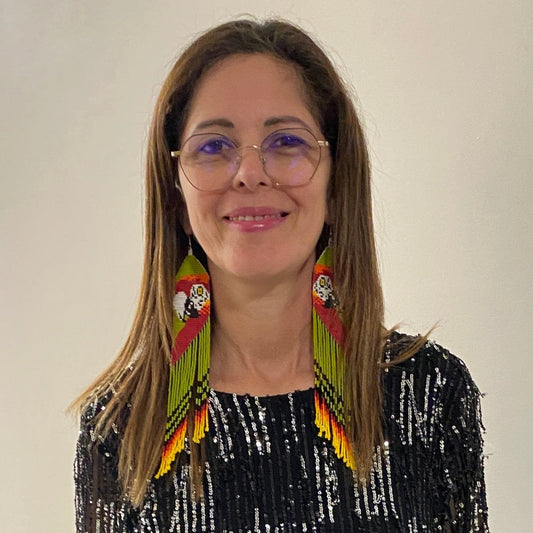 Boucles d'oreilles en perles de verre (miçanga) - ara rouge vert - Ethnie Tapirapé Boucles d'oreilles Ethnie Tapirapé, localisée dans le Parc Indigène du Xingu dans l' état du Mato Grosso au Centre-Ouest du Brésil. 