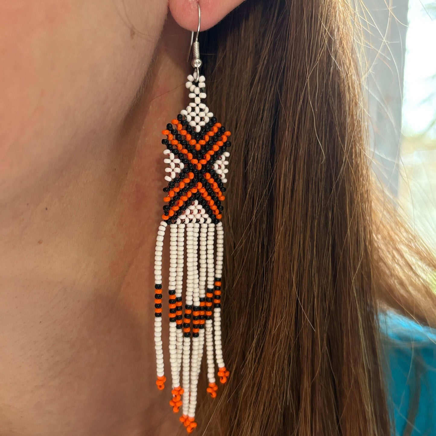 Boucles d'oreilles en perles de verre (miçanga) - blanc croix noir et orange - Ethnie Wai Wai Boucles d'oreilles Ethnie Wai Wai localisée dans les états de l' Amazonas, Pará et Roraima dans le Nord du Brésil. 