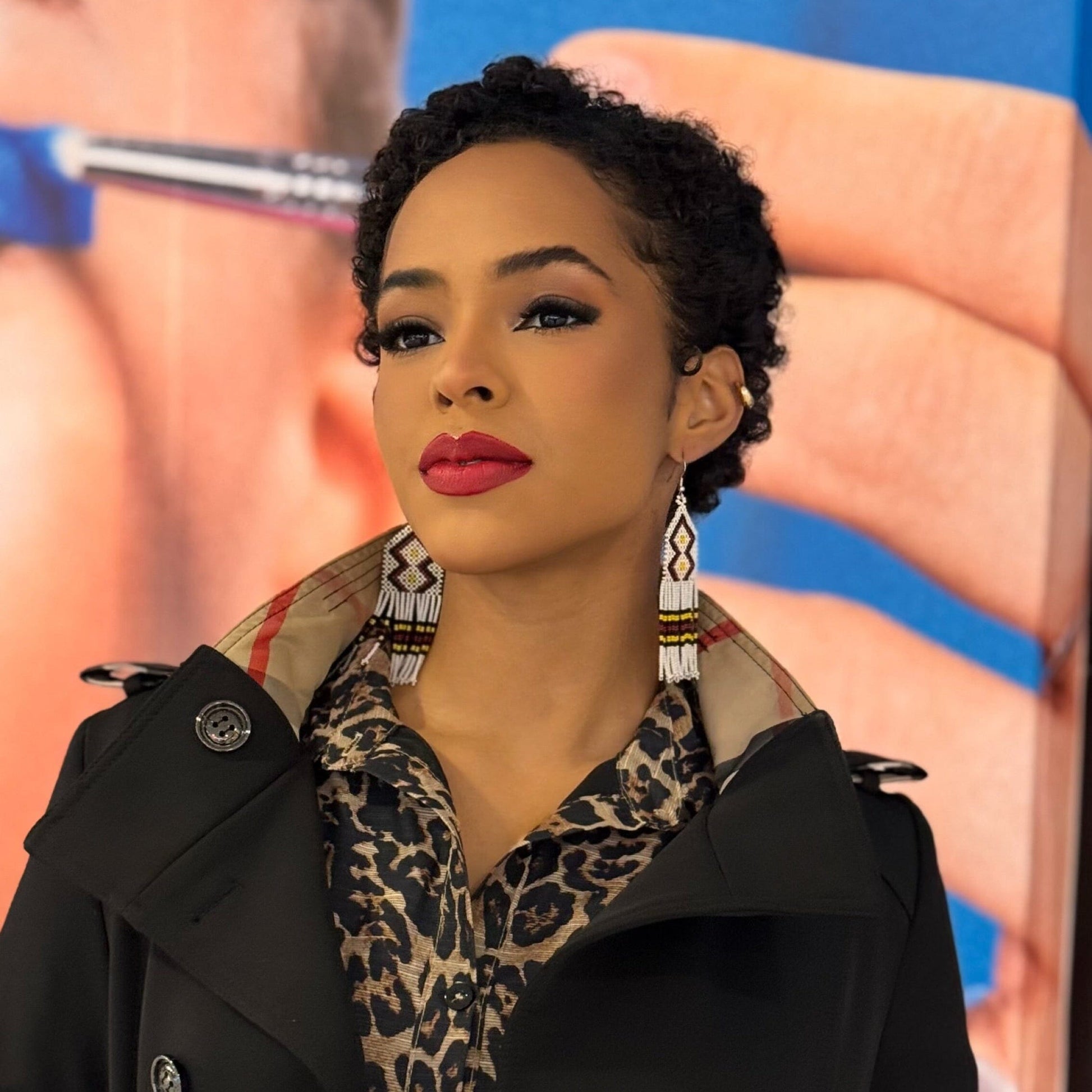 Boucles d'oreilles en perles de verre (miçanga) - blanc noir et jaune - Ethnie Wai Wai Boucles d'oreilles Ethnie Wai Wai localisée dans les états de l' Amazonas, Pará et Roraima dans le Nord du Brésil. 