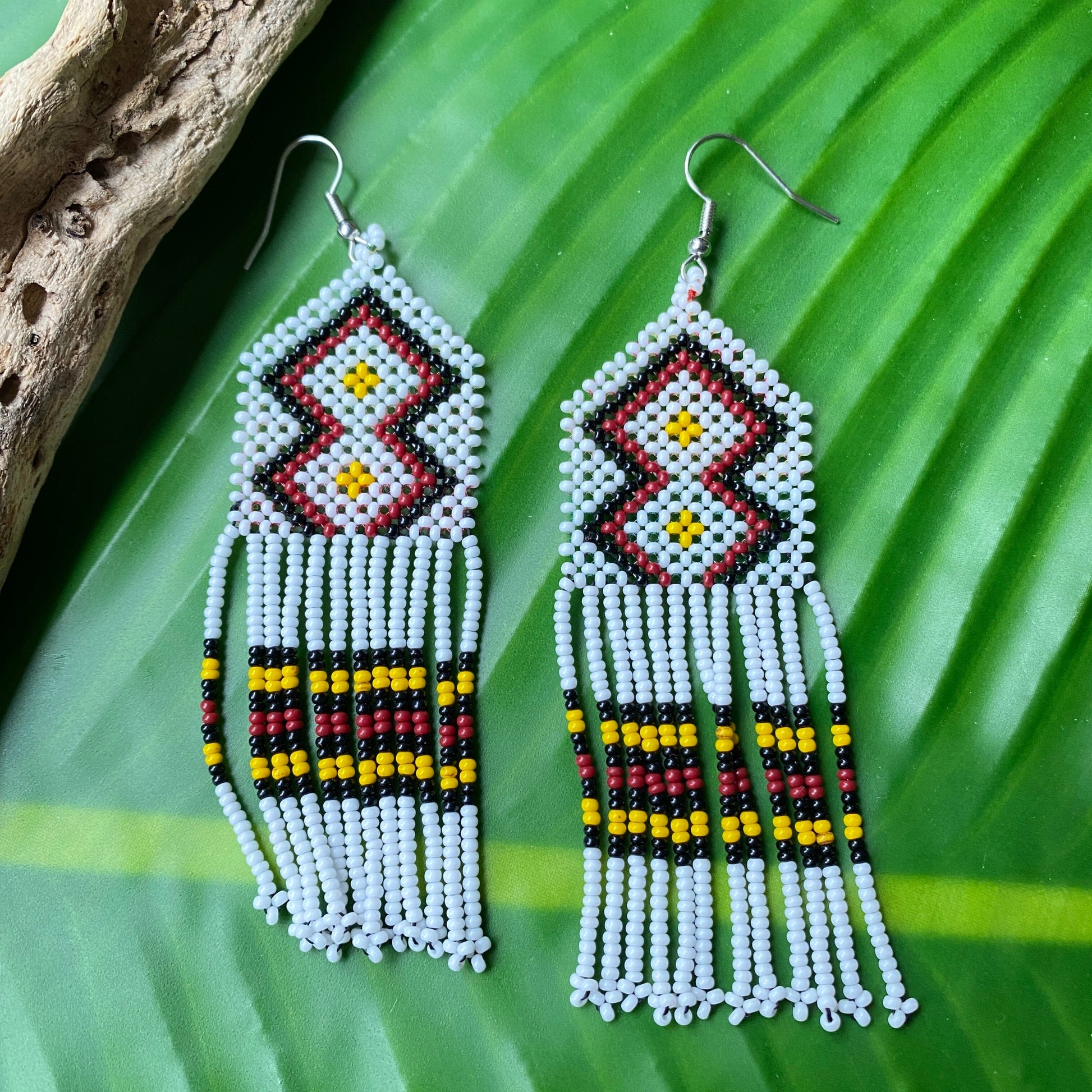 Boucles d'oreilles en perles de verre (miçanga) - blanc noir et jaune - Ethnie Wai Wai Boucles d'oreilles Ethnie Wai Wai localisée dans les états de l' Amazonas, Pará et Roraima dans le Nord du Brésil. 