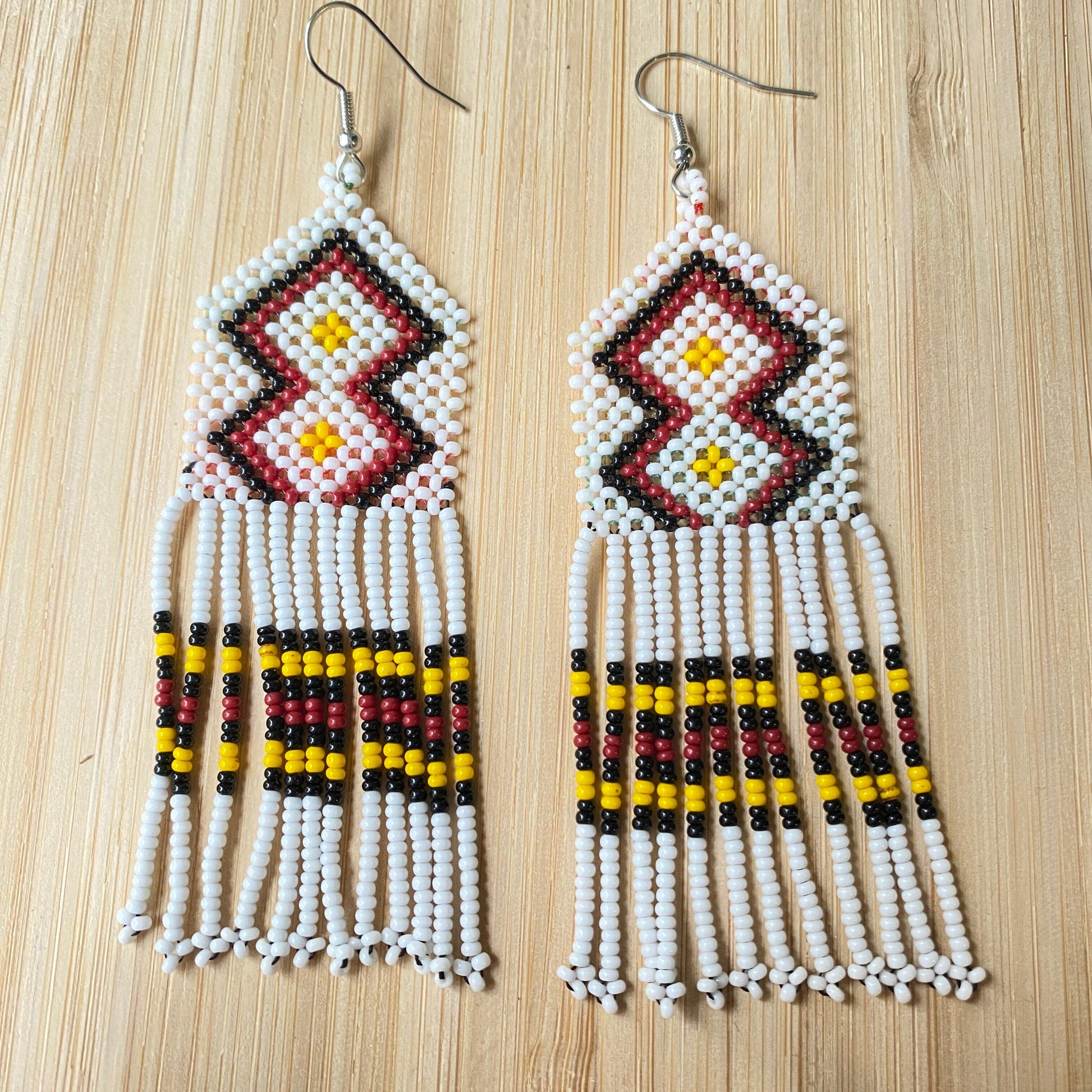 Boucles d'oreilles en perles de verre (miçanga) - blanc noir et jaune - Ethnie Wai Wai Boucles d'oreilles Ethnie Wai Wai localisée dans les états de l' Amazonas, Pará et Roraima dans le Nord du Brésil. 