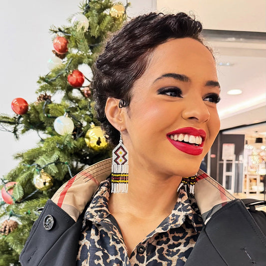 Boucles d'oreilles en perles de verre (miçanga) - blanc noir et jaune - Ethnie Wai Wai Boucles d'oreilles Ethnie Wai Wai localisée dans les états de l' Amazonas, Pará et Roraima dans le Nord du Brésil. 