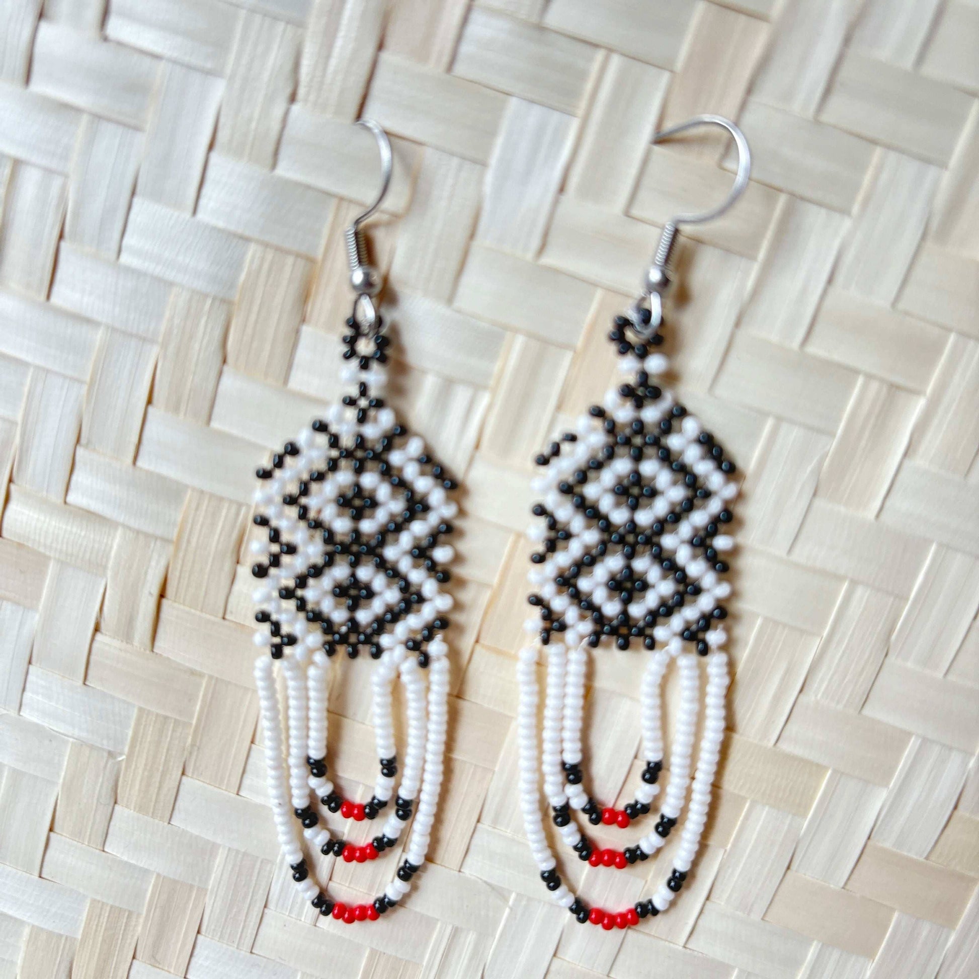 Boucles d'oreilles en perles de verre (Miçanga) - blanc noir et rouge - Ethnie Kayapo Boucles d'oreilles Ethnie Kayapo, localisée dans l'état du Pará au nord du Brésil 