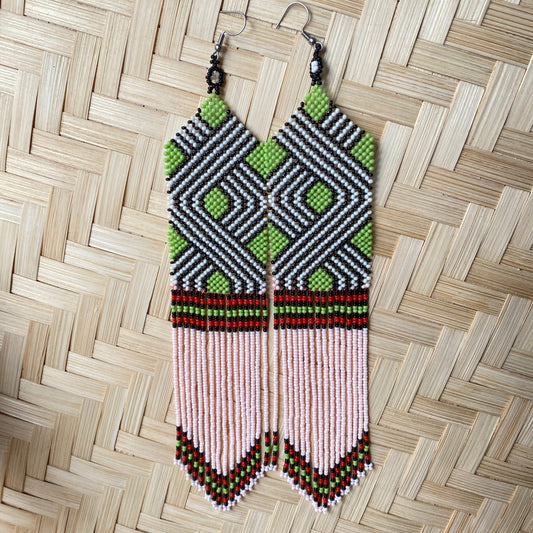 Boucles d'oreilles en perles de verre (Miçanga) - blanc, noir et vert- Ethnie Kayapo Boucles d'oreilles Ethnie Kayapo, localisée dans l'état du Pará au nord du Brésil 