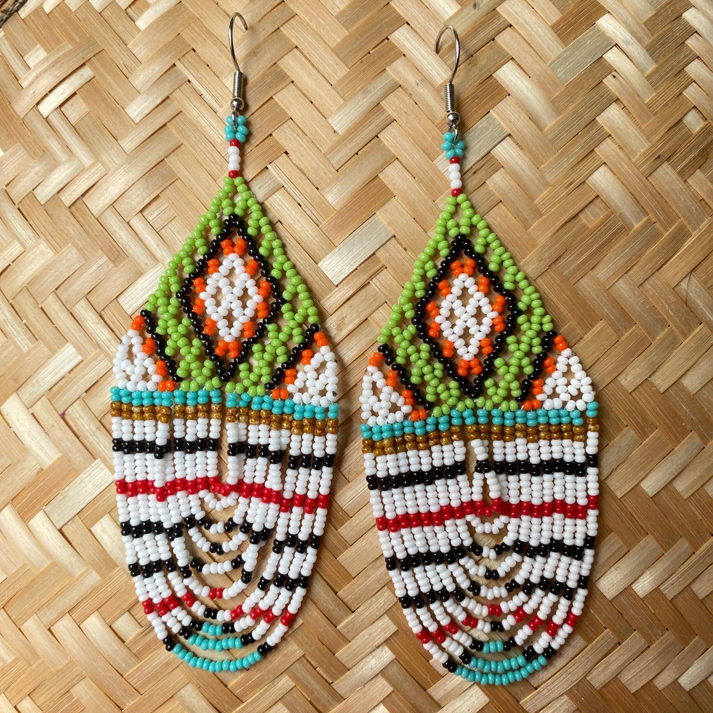 Boucles d'oreilles en perles de verre (Miçanga) - blanc vert et orange - Ethnie Kayapo Boucles d'oreilles Ethnie Kayapo, localisée dans l'état du Pará au nord du Brésil 