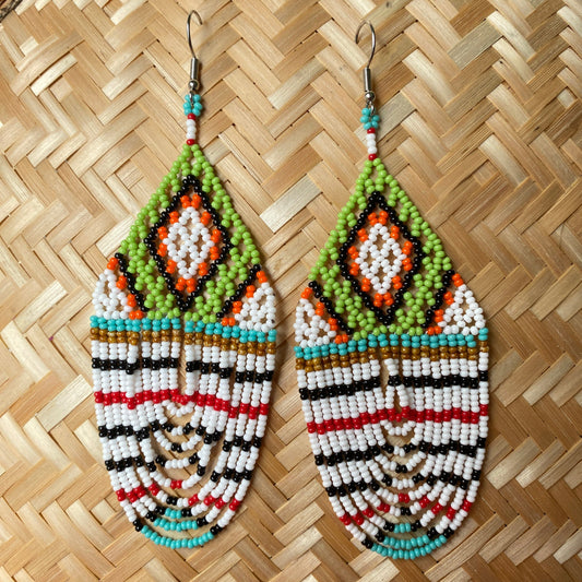 Boucles d'oreilles en perles de verre (Miçanga) - blanc vert et orange - Ethnie Kayapo Boucles d'oreilles Ethnie Kayapo, localisée dans l'état du Pará au nord du Brésil 