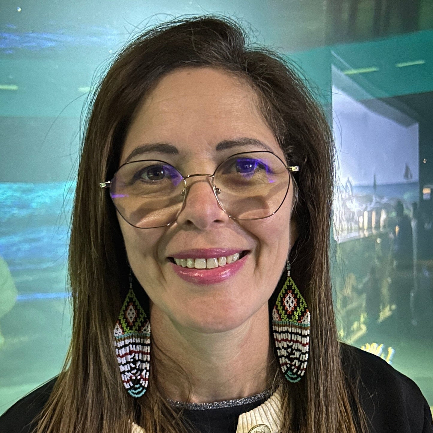 Boucles d'oreilles en perles de verre (Miçanga) - blanc vert et orange - Ethnie Kayapo Boucles d'oreilles Ethnie Kayapo, localisée dans l'état du Pará au nord du Brésil 