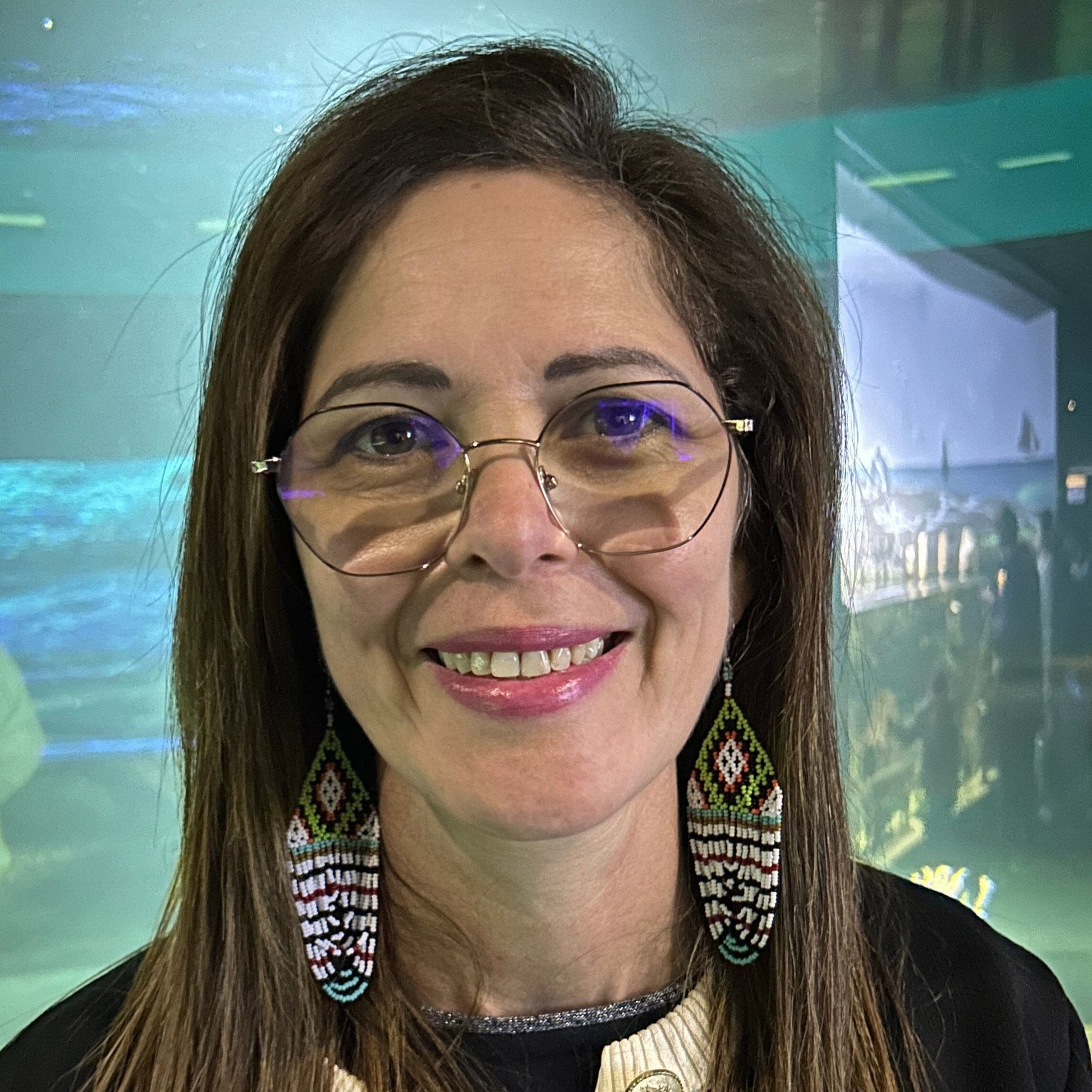 Boucles d'oreilles en perles de verre (Miçanga) - blanc vert et orange - Ethnie Kayapo Boucles d'oreilles Ethnie Kayapo, localisée dans l'état du Pará au nord du Brésil 