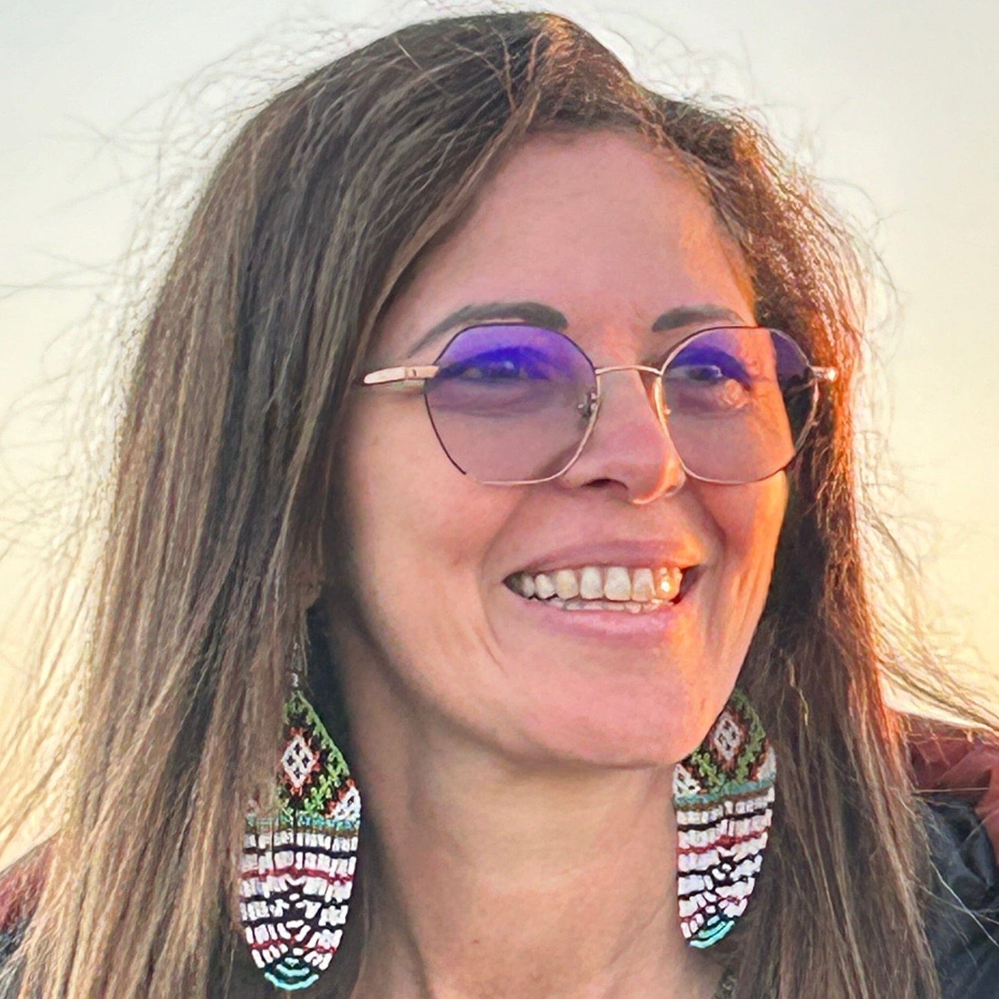 Boucles d'oreilles en perles de verre (Miçanga) - blanc vert et orange - Ethnie Kayapo Boucles d'oreilles Ethnie Kayapo, localisée dans l'état du Pará au nord du Brésil 