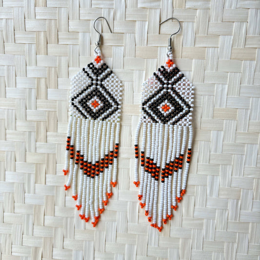 Boucles d'oreilles en perles de verre (miçanga) - blanches losange noir et orange - Ethnie Wai Wai Boucles d'oreilles Ethnie Wai Wai localisée dans les états de l' Amazonas, Pará et Roraima dans le Nord du Brésil. 
